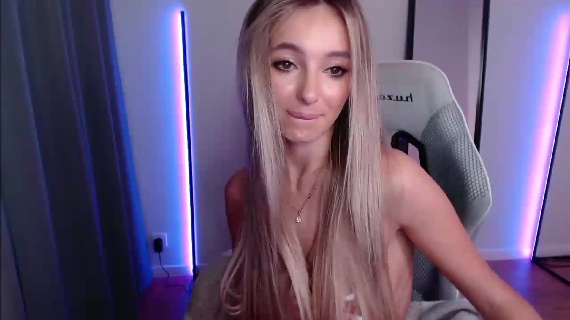 Gallery image thumbnail from AngelLove__'s myfreecams stream on, 12/03/2023, 05:32 image 13 of 20