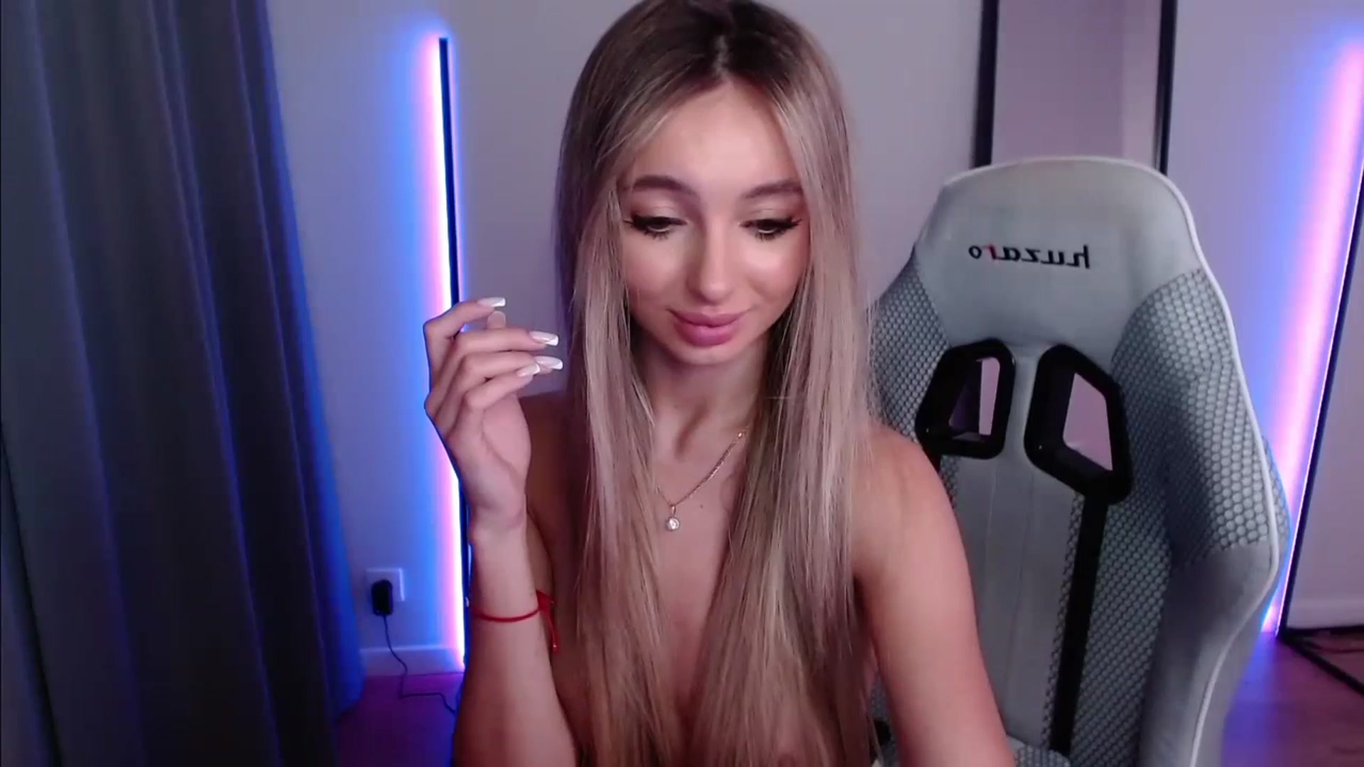 Gallery image thumbnail from AngelLove__'s myfreecams stream on, 12/03/2023, 06:37 image 4 of 20