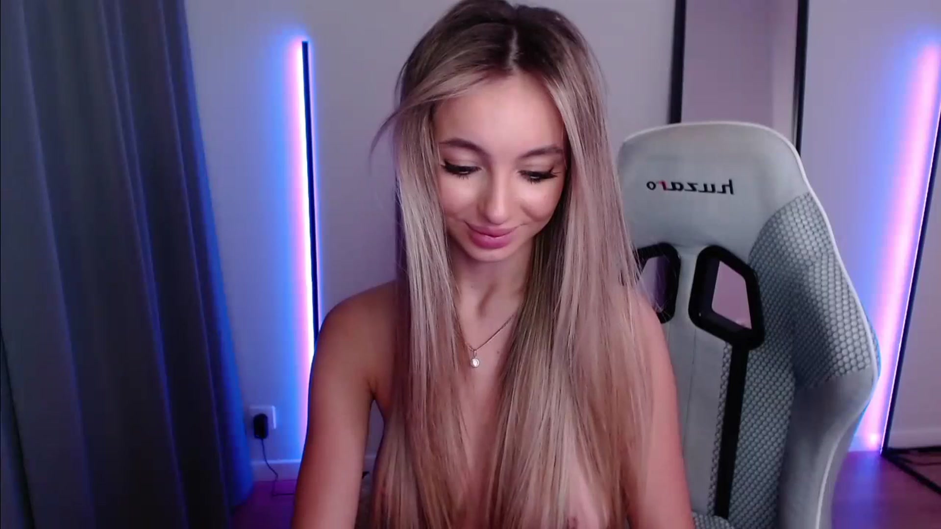 Gallery image thumbnail from AngelLove__'s myfreecams stream on, 12/03/2023, 06:37 image 11 of 20