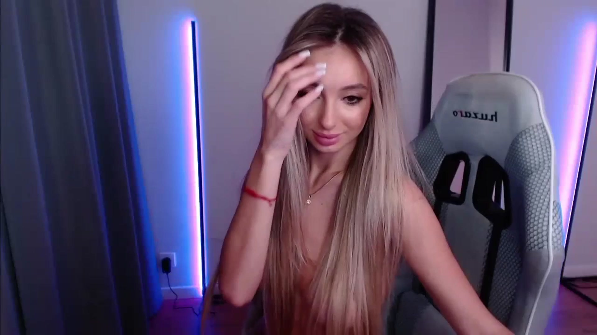 Gallery image thumbnail from AngelLove__'s myfreecams stream on, 12/03/2023, 06:37 image 12 of 20