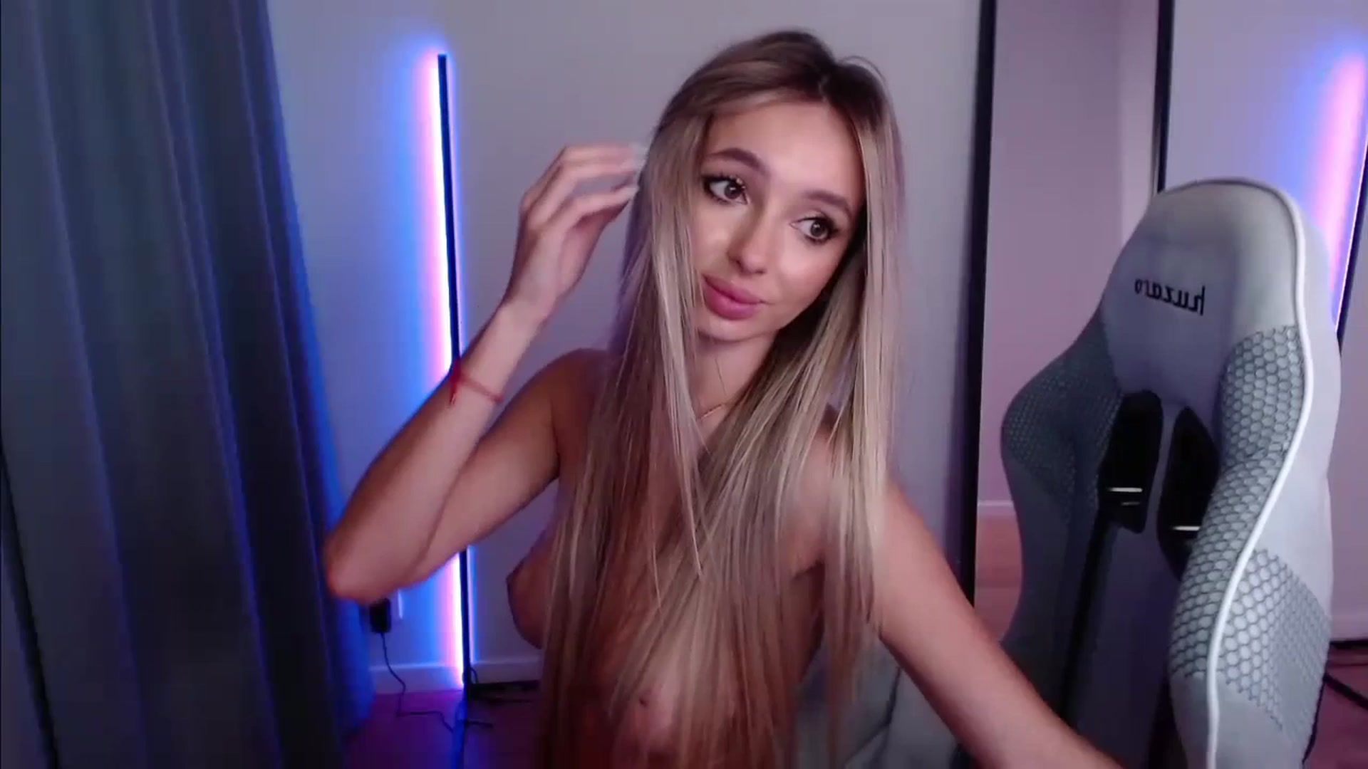 Gallery image thumbnail from AngelLove__'s myfreecams stream on, 12/03/2023, 06:37 image 16 of 20