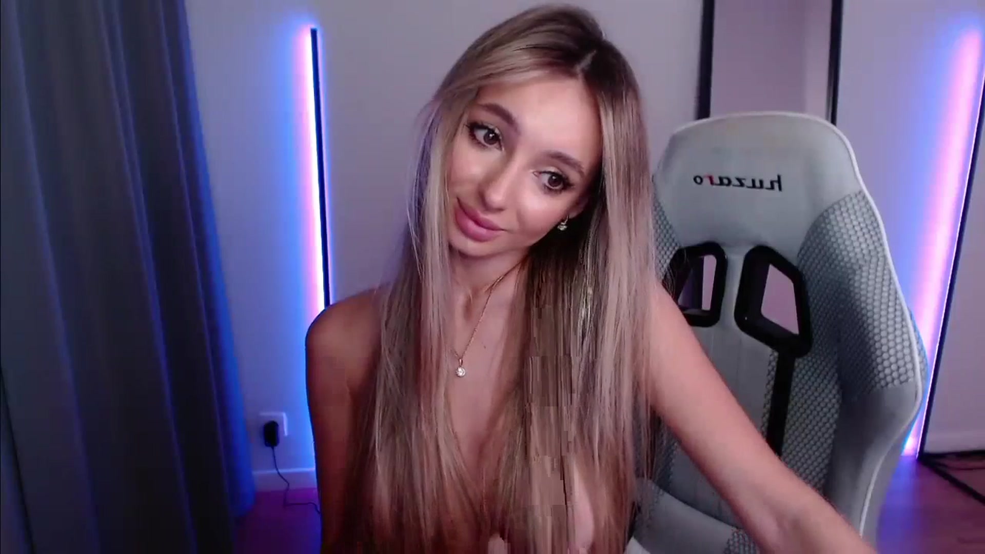 Gallery image thumbnail from AngelLove__'s myfreecams stream on, 12/03/2023, 06:37 image 2 of 20