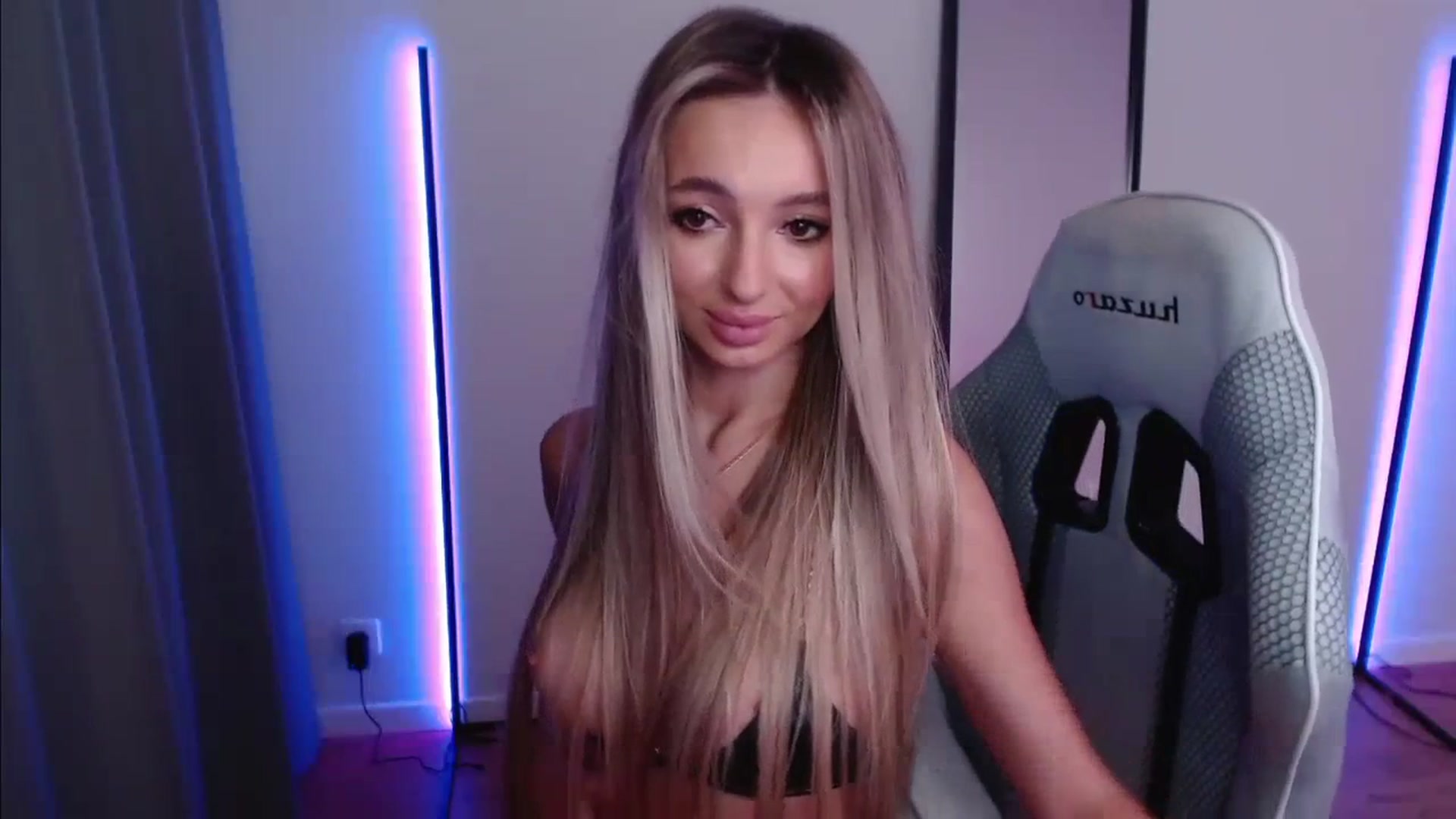 Gallery image thumbnail from AngelLove__'s myfreecams stream on, 12/04/2023, 02:40 image 11 of 20