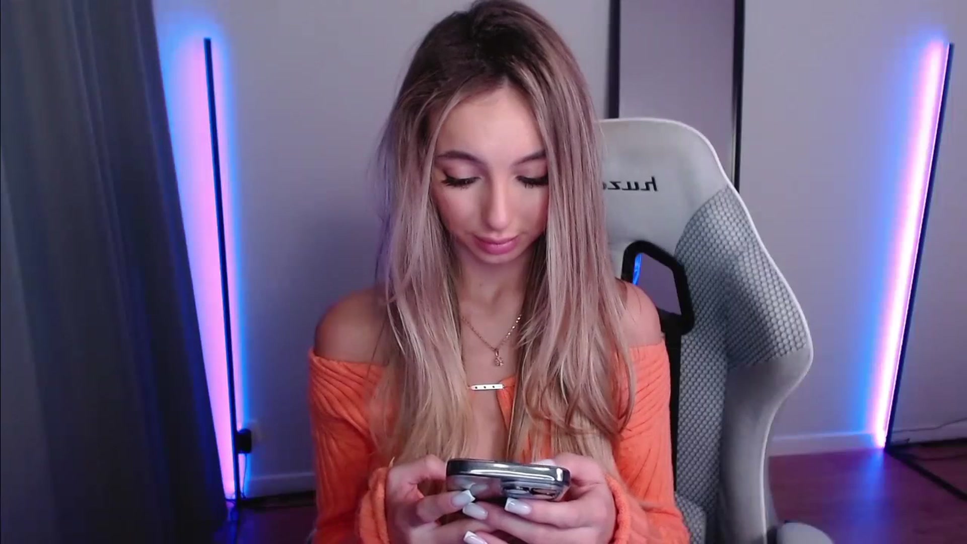 Gallery image thumbnail from AngelLove__'s myfreecams stream on, 12/05/2023, 02:12 image 16 of 20