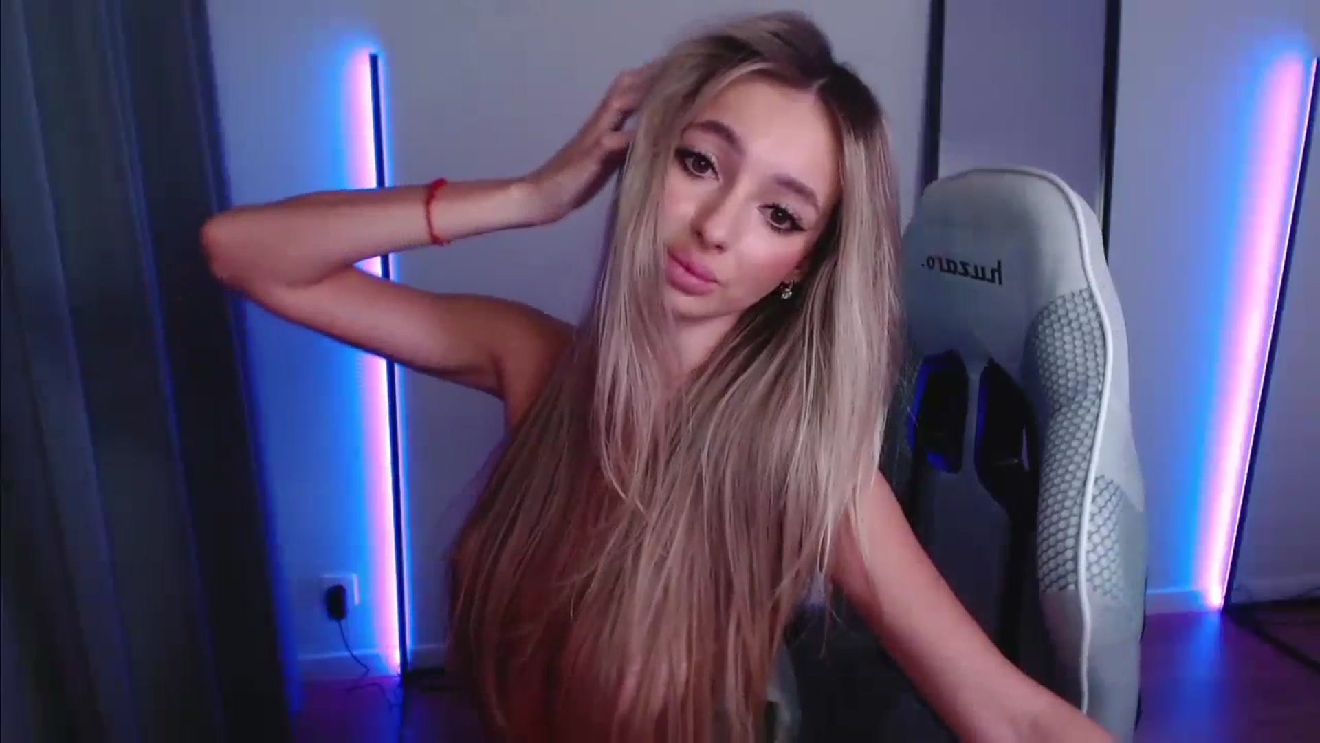 Gallery image thumbnail from AngelLove__'s myfreecams stream on, 12/06/2023, 24:38 image 20 of 20