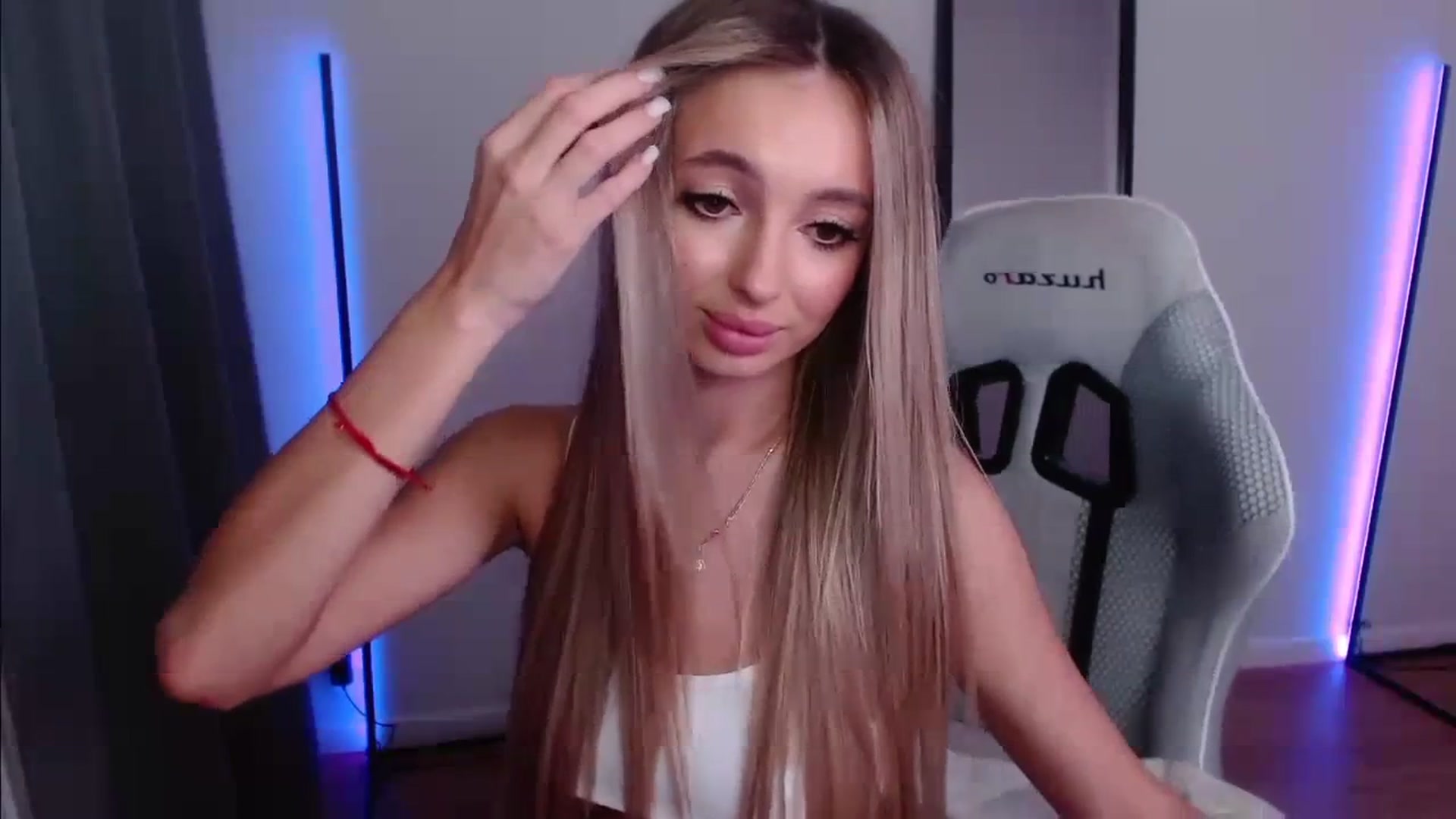 Gallery image thumbnail from AngelLove__'s myfreecams stream on, 12/07/2023, 01:46 image 13 of 20