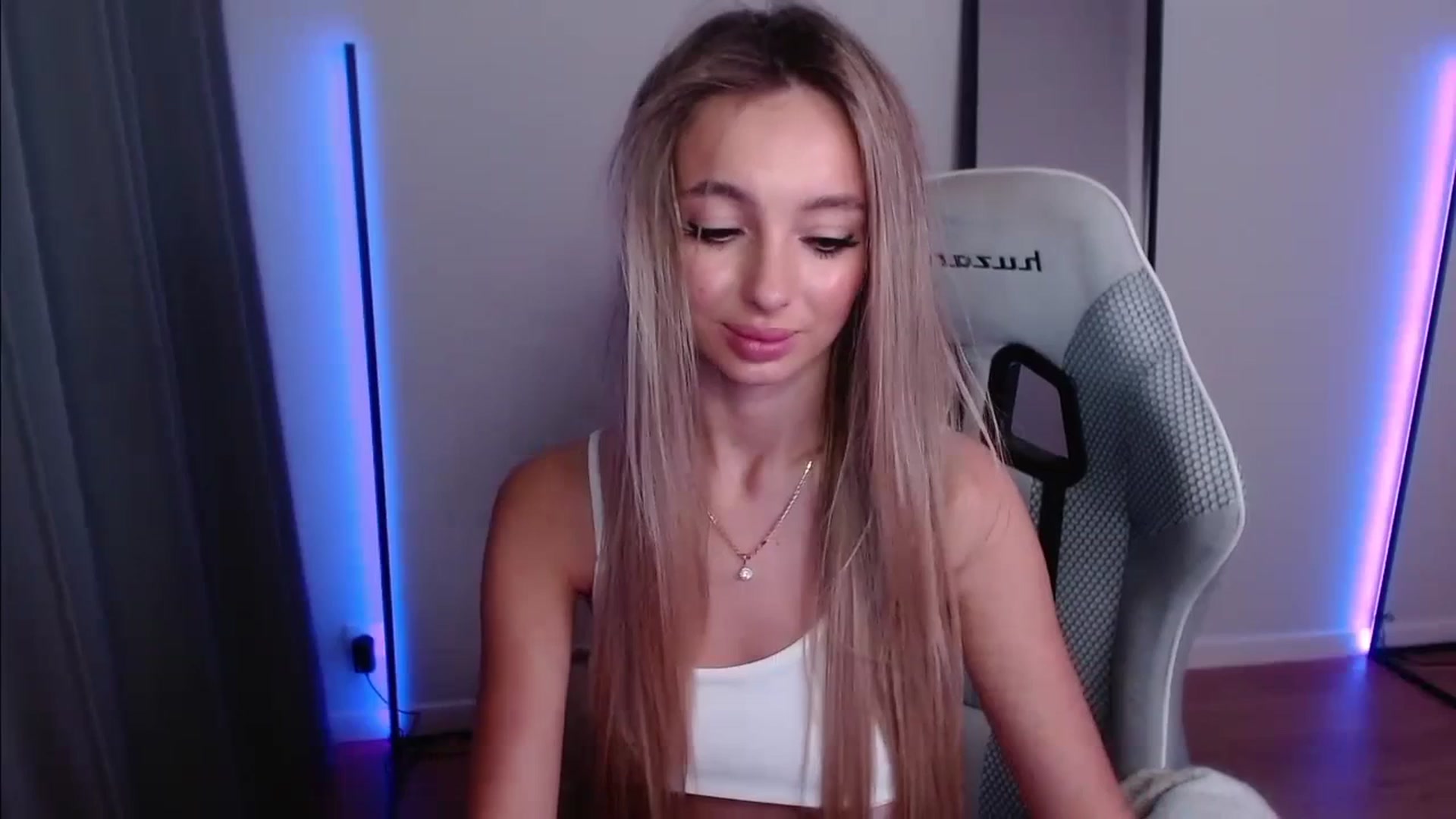 Gallery image thumbnail from AngelLove__'s myfreecams stream on, 12/07/2023, 02:55 image 10 of 20
