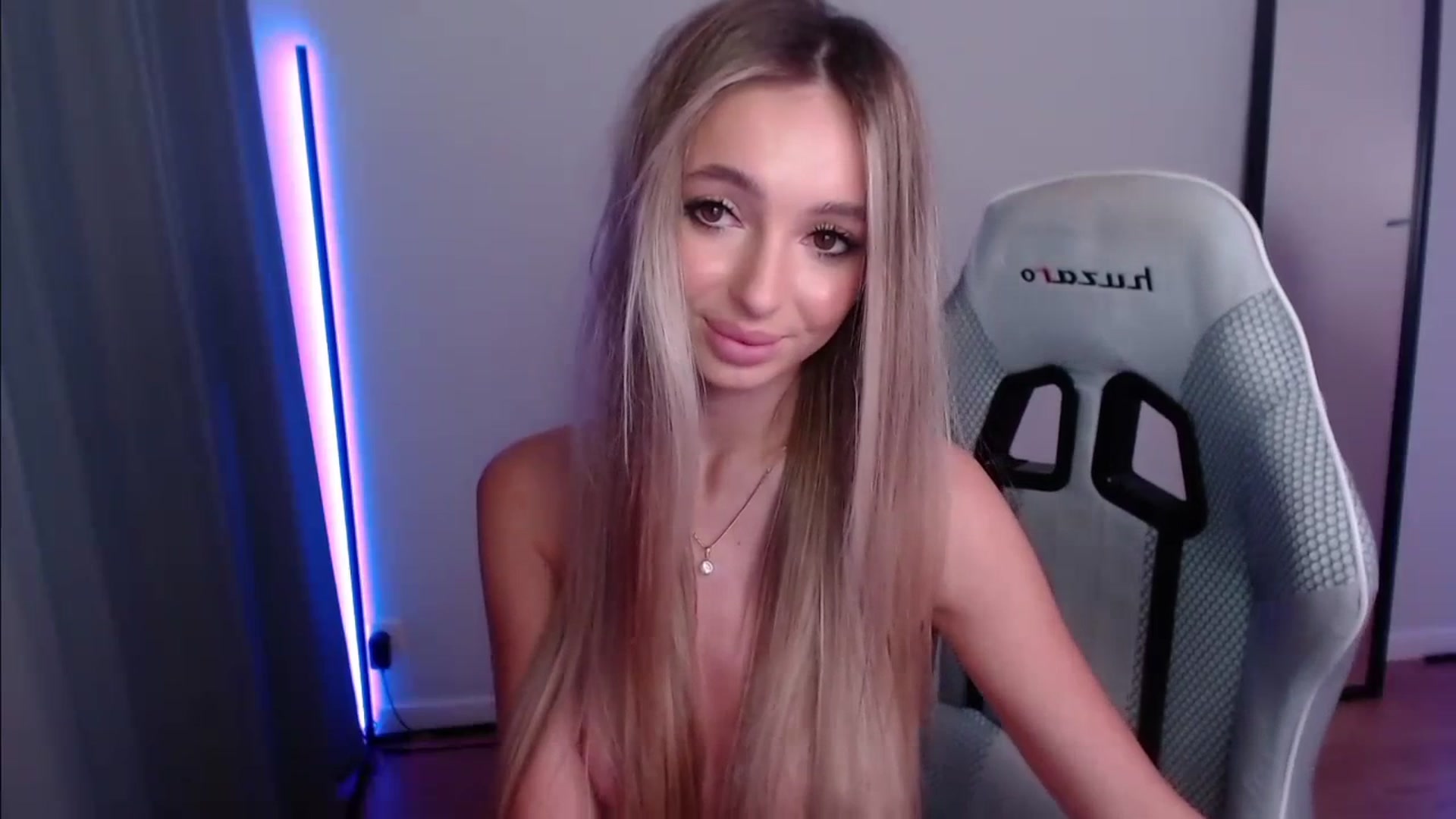Gallery image thumbnail from AngelLove__'s myfreecams stream on, 12/09/2023, 02:34 image 19 of 20