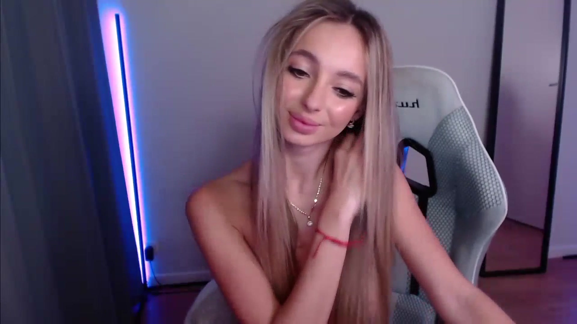 Gallery image thumbnail from AngelLove__'s myfreecams stream on, 12/09/2023, 04:17 image 18 of 20