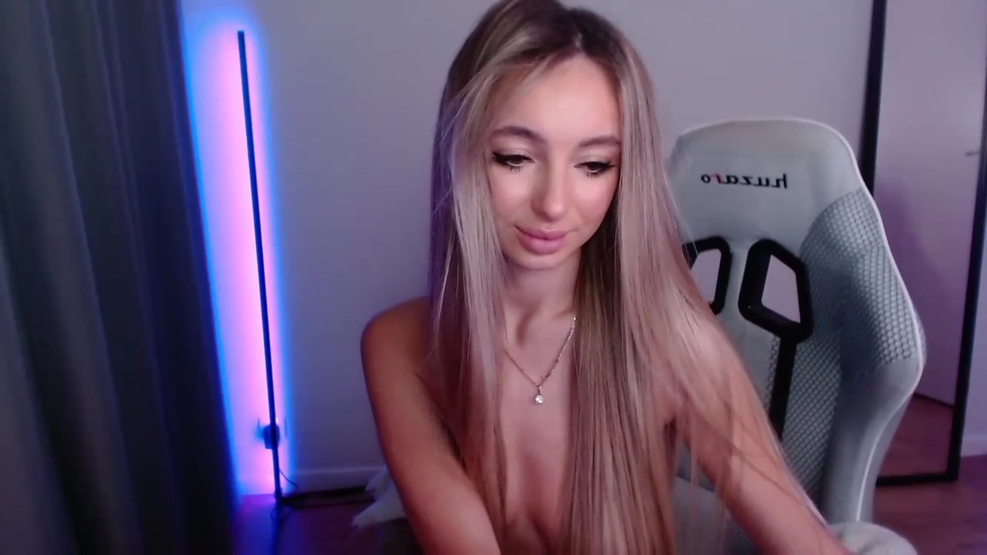 Gallery image thumbnail from AngelLove__'s myfreecams stream on, 12/11/2023, 24:28 image 7 of 20