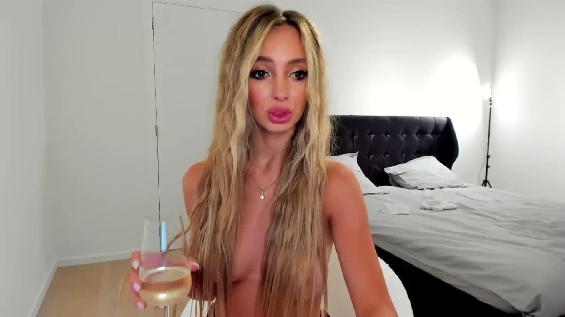 Gallery image thumbnail from AngelLove__'s myfreecams stream on, 08/09/2024, 24:41 image 12 of 20
