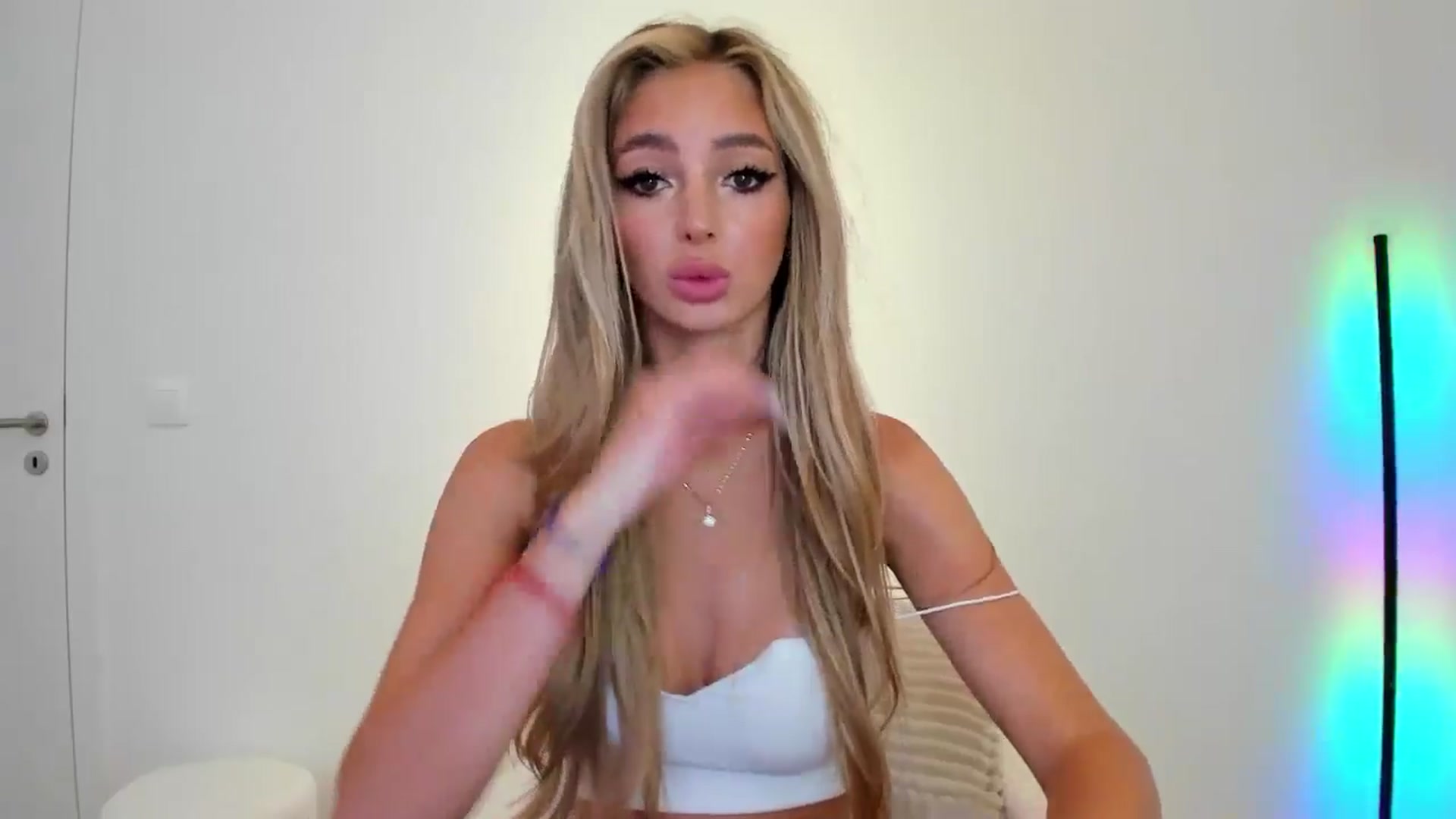 Gallery image thumbnail from AngelLove__'s myfreecams stream on, 08/25/2024, 12:31 image 18 of 20