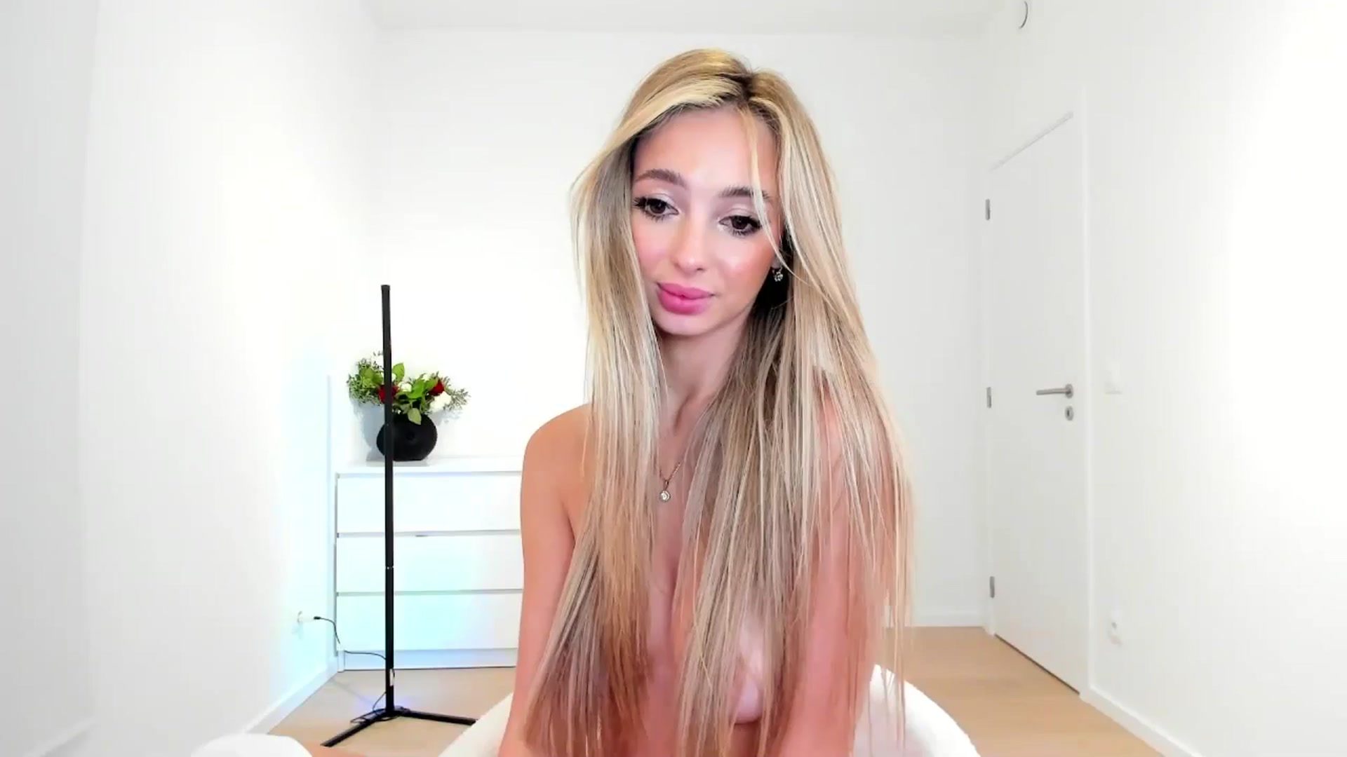 Gallery image thumbnail from AngelLove__'s myfreecams stream on, 09/30/2024, 01:03 image 16 of 20