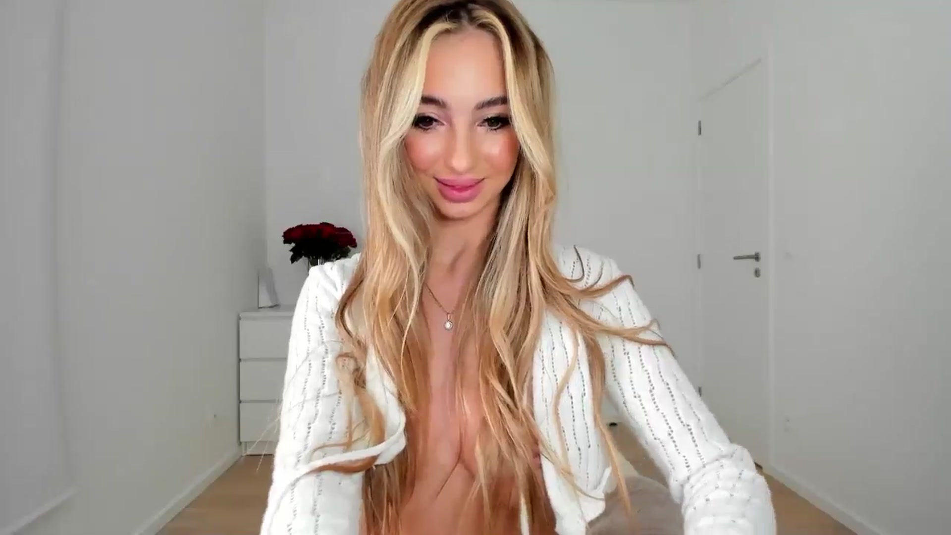 Gallery image thumbnail from AngelLove__'s myfreecams stream on, 10/23/2024, 23:23 image 4 of 20