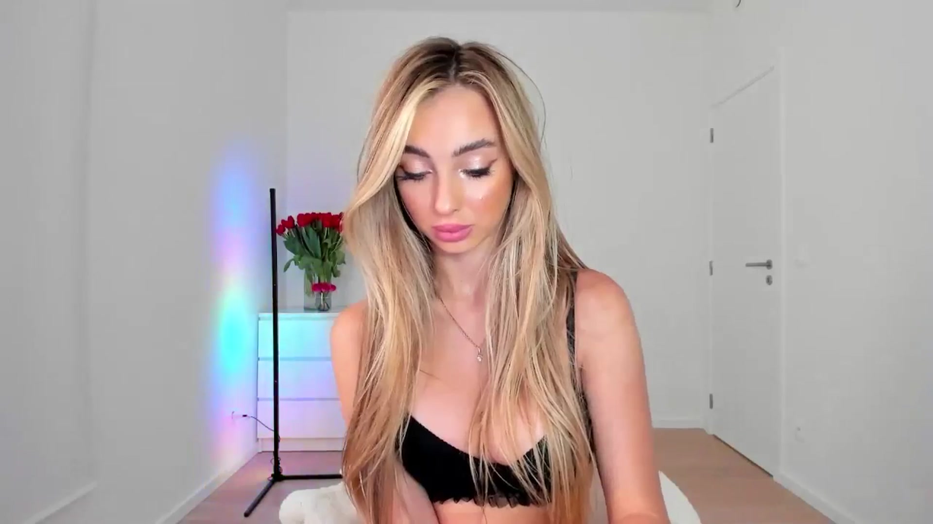 Gallery image thumbnail from AngelLove__'s myfreecams stream on, 11/10/2024, 18:46 image 17 of 20