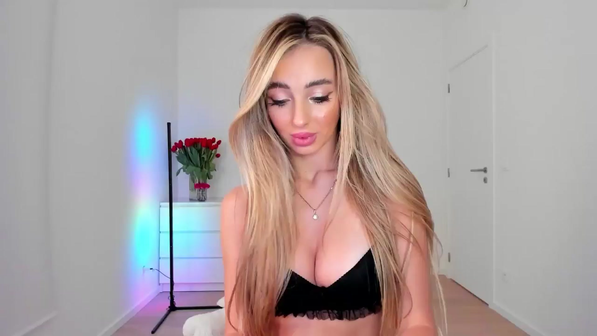 Gallery image thumbnail from AngelLove__'s myfreecams stream on, 11/10/2024, 18:46 image 14 of 20