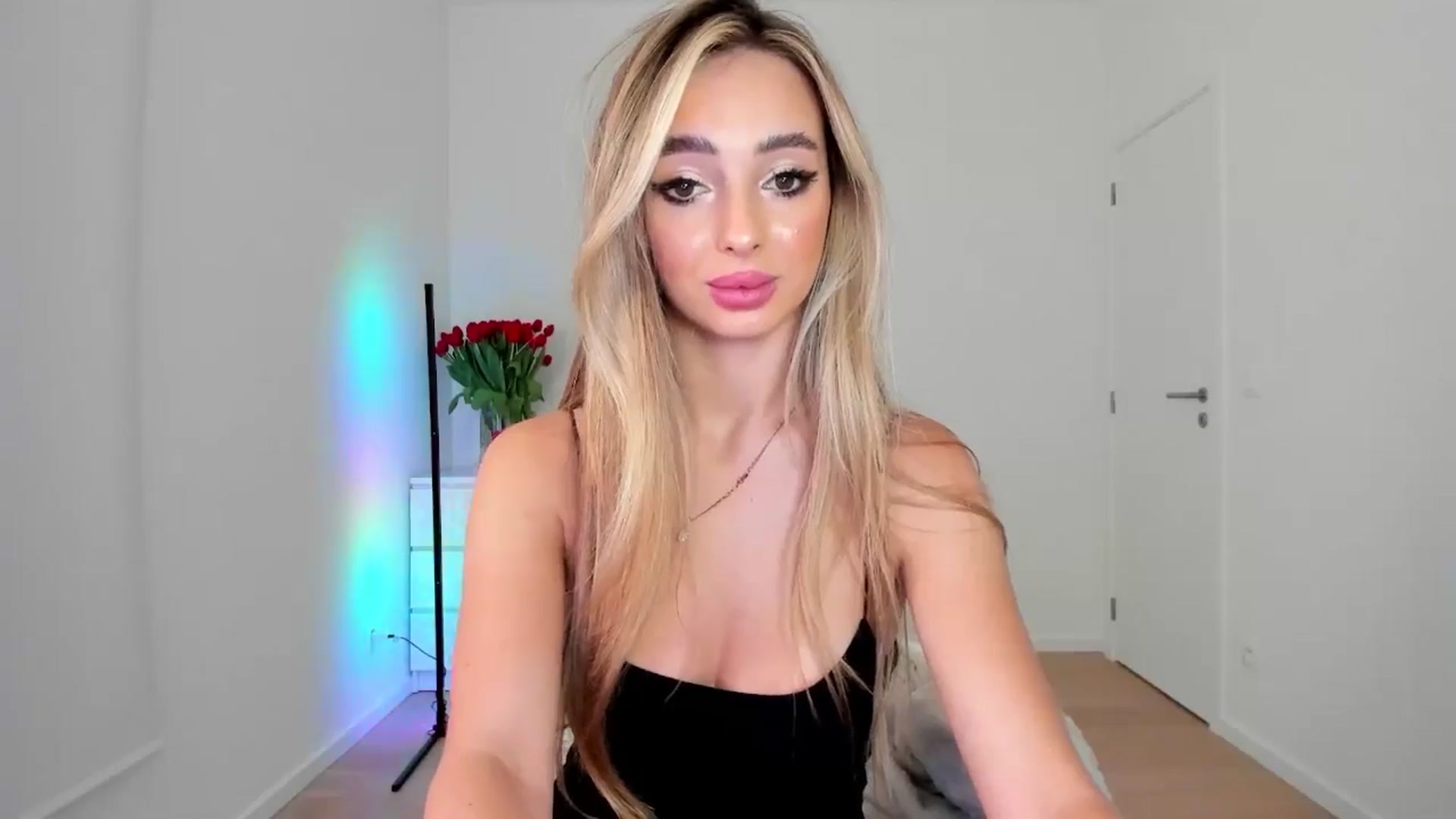 Gallery image thumbnail from AngelLove__'s myfreecams stream on, 11/10/2024, 20:37 image 11 of 20