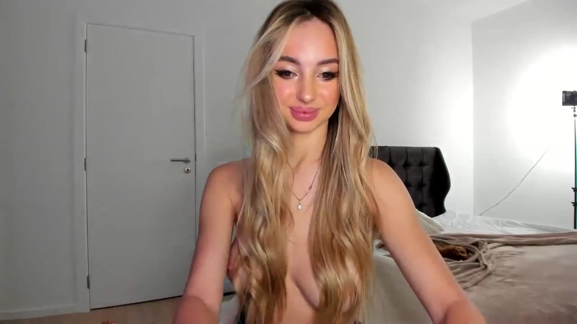 Gallery image thumbnail from AngelLove__'s myfreecams stream on, 12/04/2024, 24:58 image 9 of 20