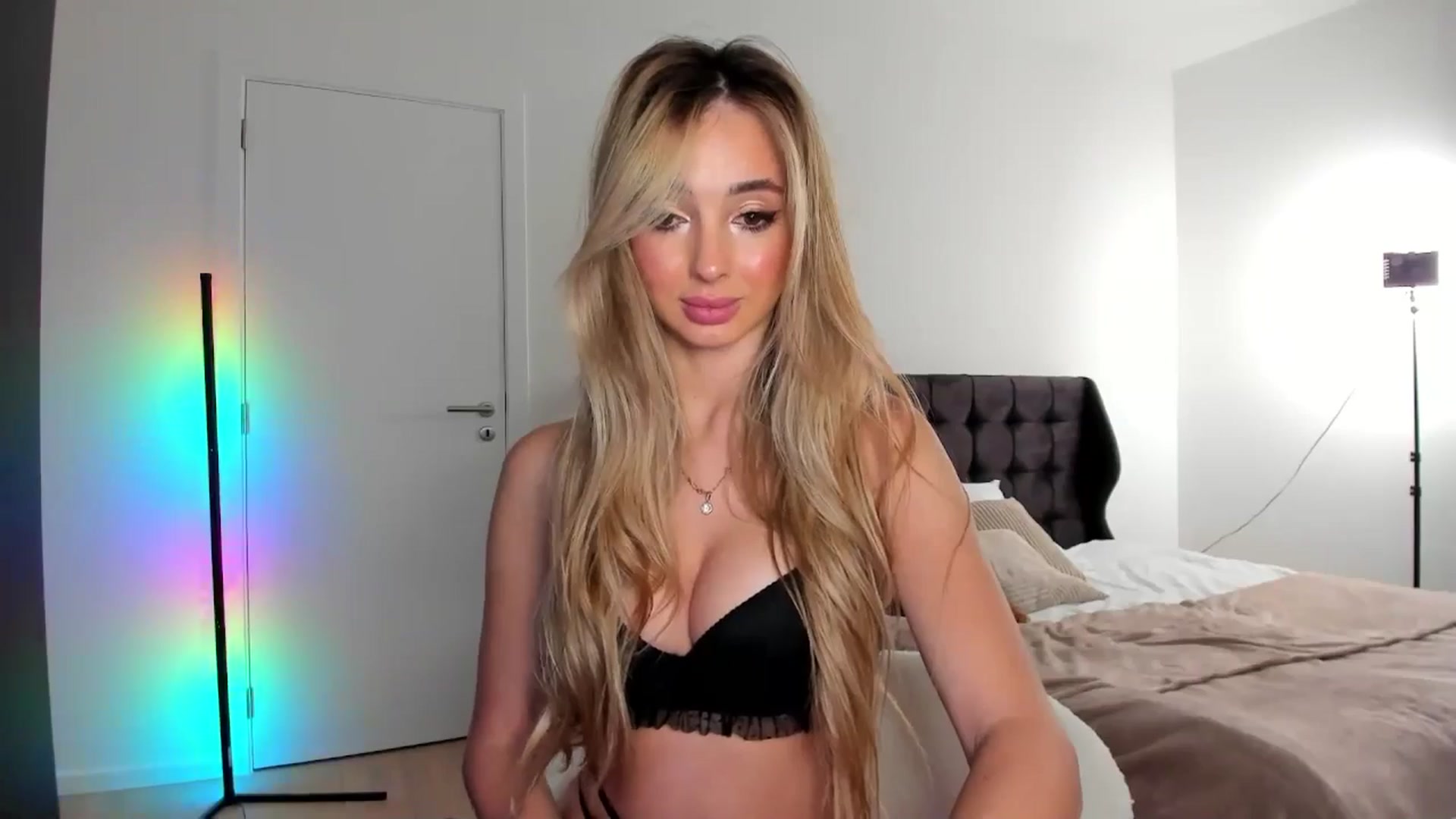 Gallery image thumbnail from AngelLove__'s myfreecams stream on, 12/05/2024, 24:03 image 15 of 20