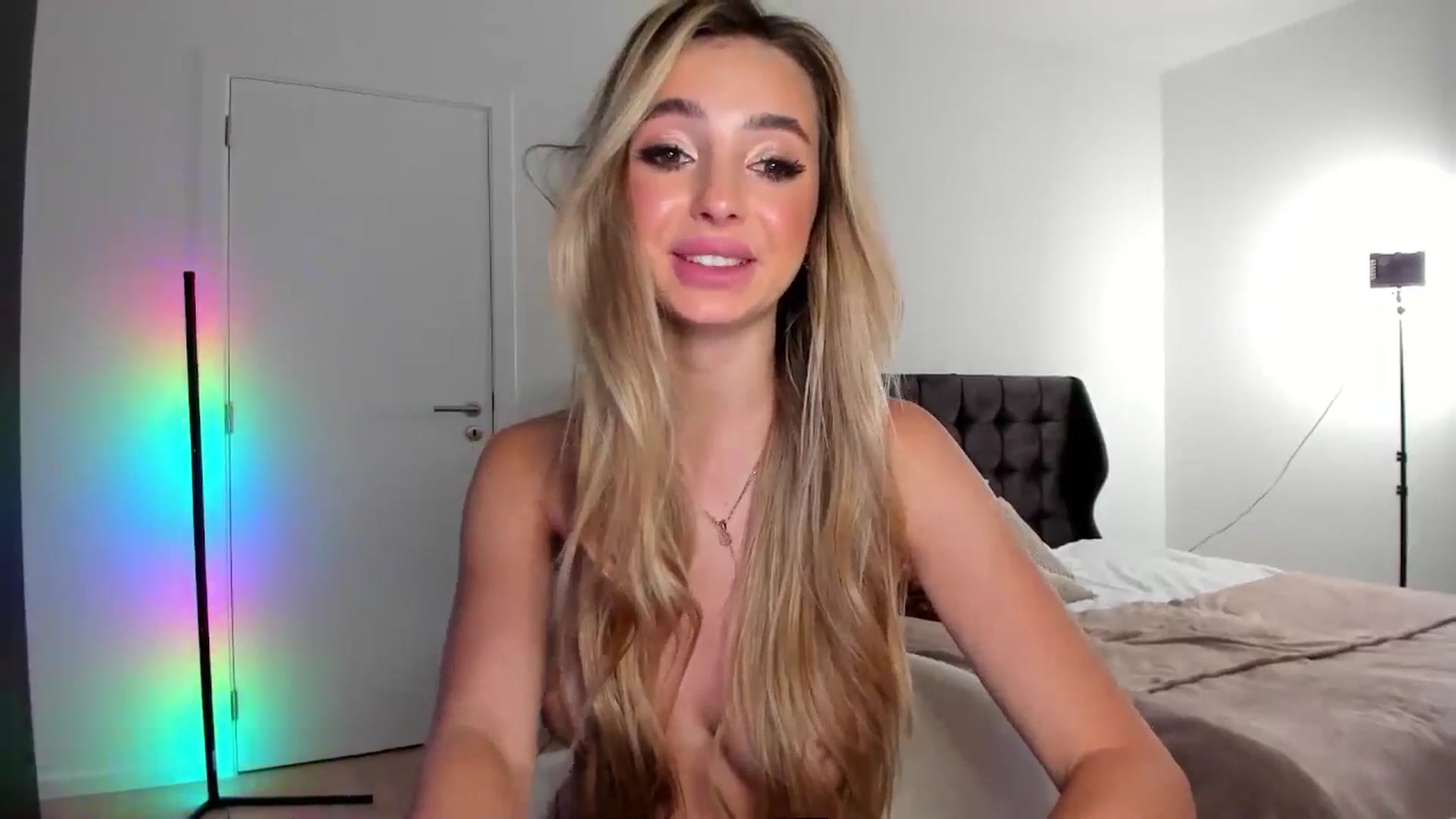 Gallery image thumbnail from AngelLove__'s myfreecams stream on, 12/05/2024, 24:03 image 10 of 20