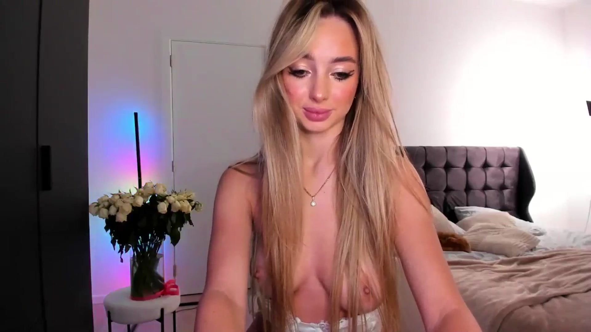 Gallery image thumbnail from AngelLove__'s myfreecams stream on, 12/15/2024, 22:56 image 11 of 20