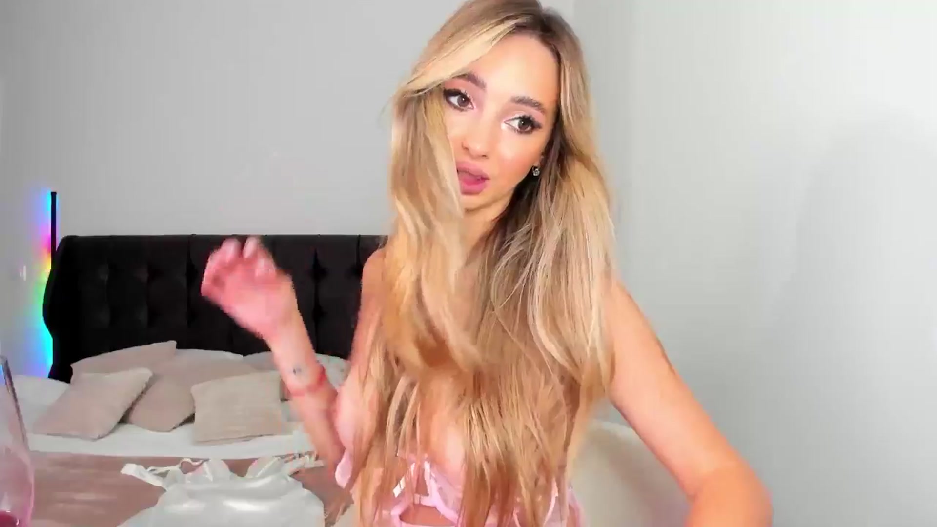 Gallery image thumbnail from AngelLove__'s myfreecams stream on, 01/12/2025, 24:03 image 19 of 20
