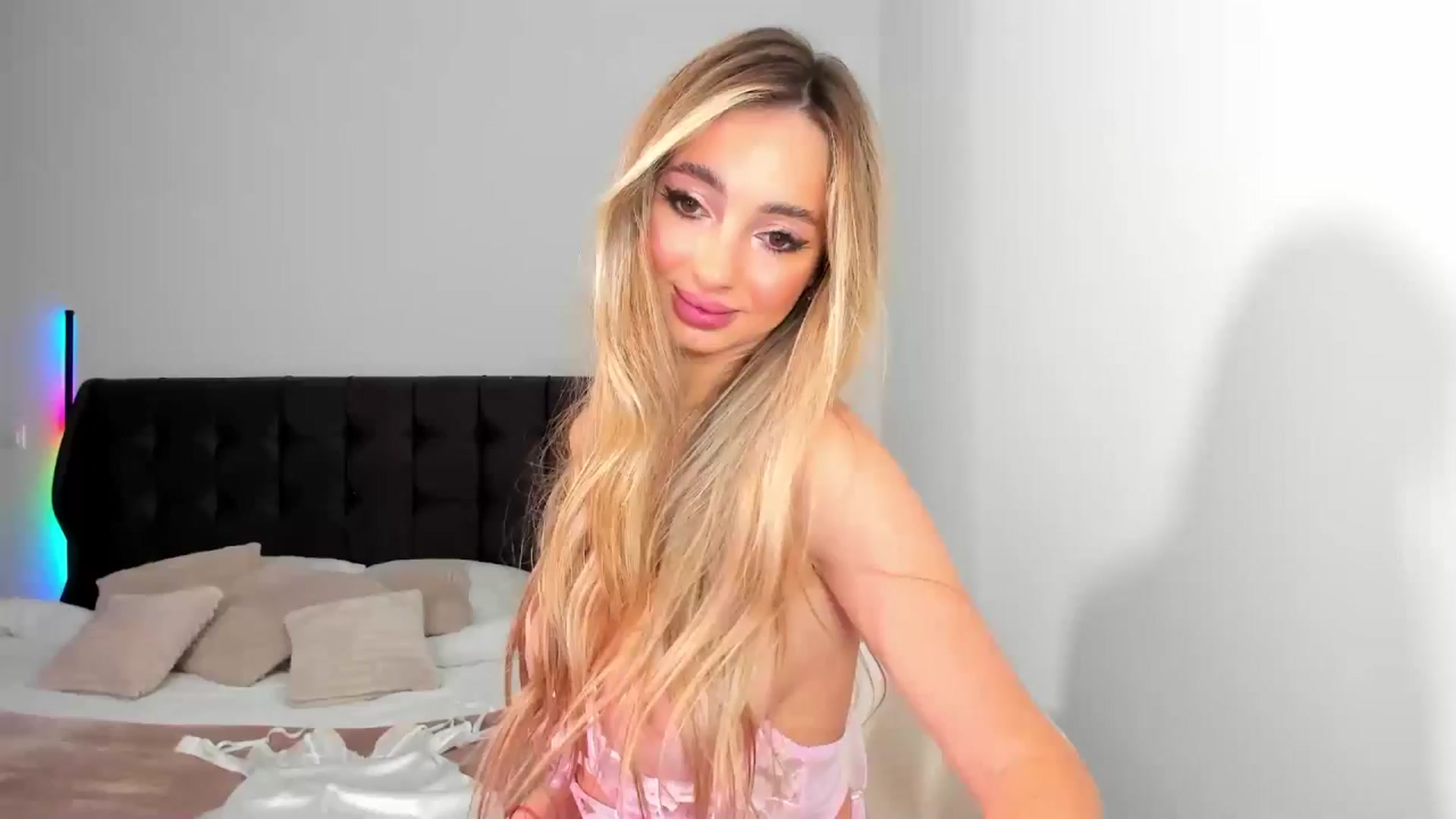 Gallery image thumbnail from AngelLove__'s myfreecams stream on, 01/12/2025, 24:03 image 14 of 20