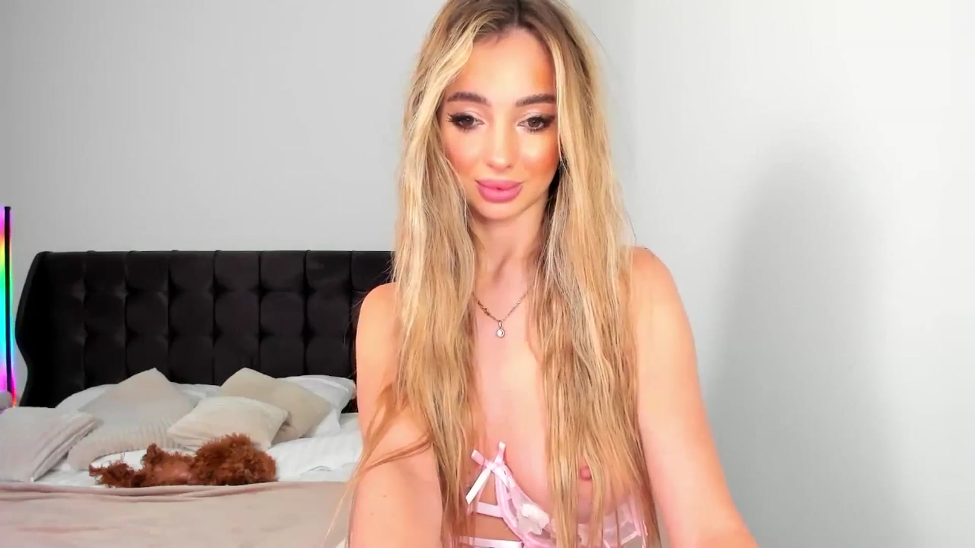 Gallery image thumbnail from AngelLove__'s myfreecams stream on, 01/21/2025, 24:25 image 7 of 20