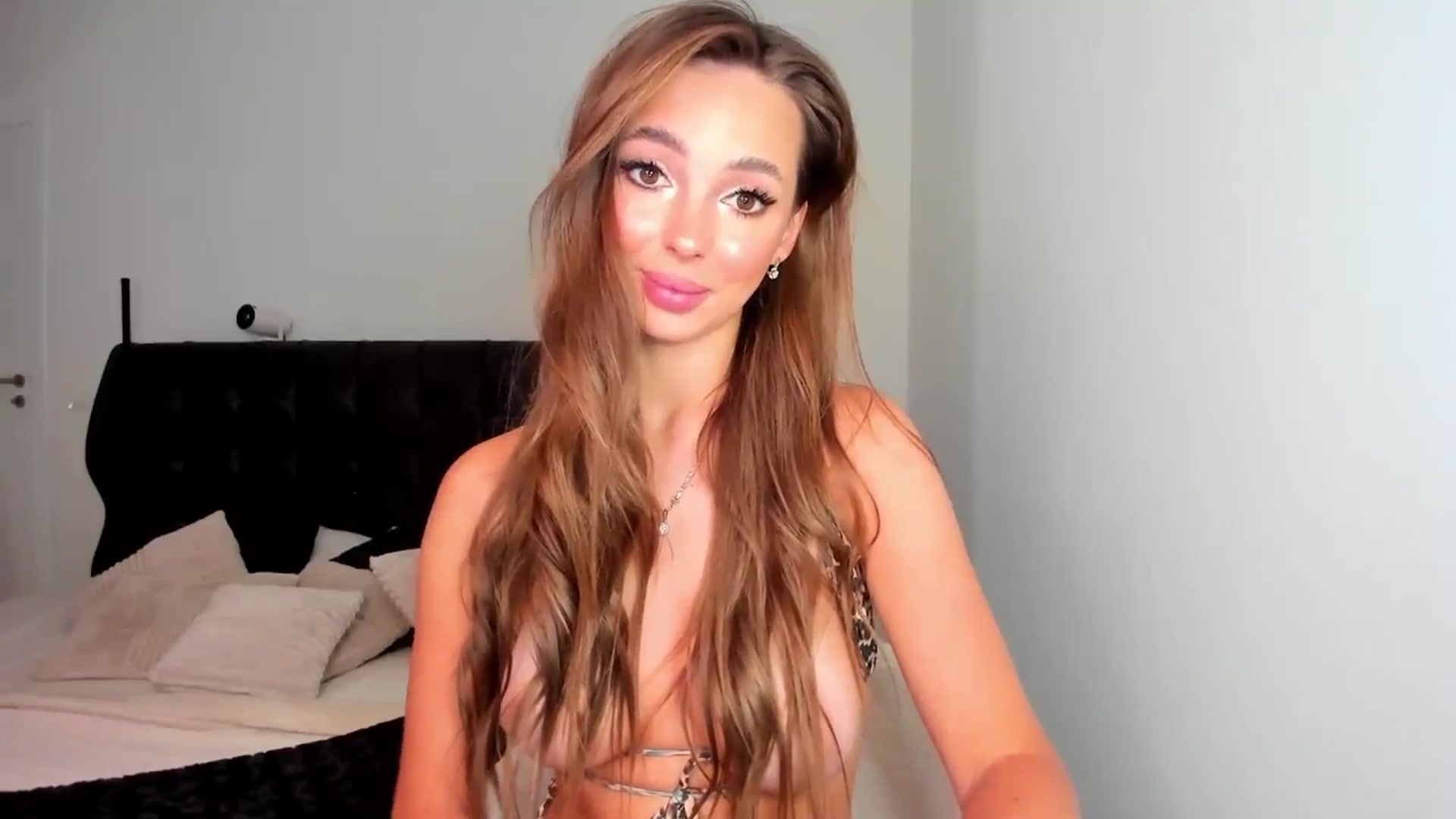 Gallery image thumbnail from AngelLove__'s myfreecams stream on, 05/21/2025, 24:40 image 12 of 20