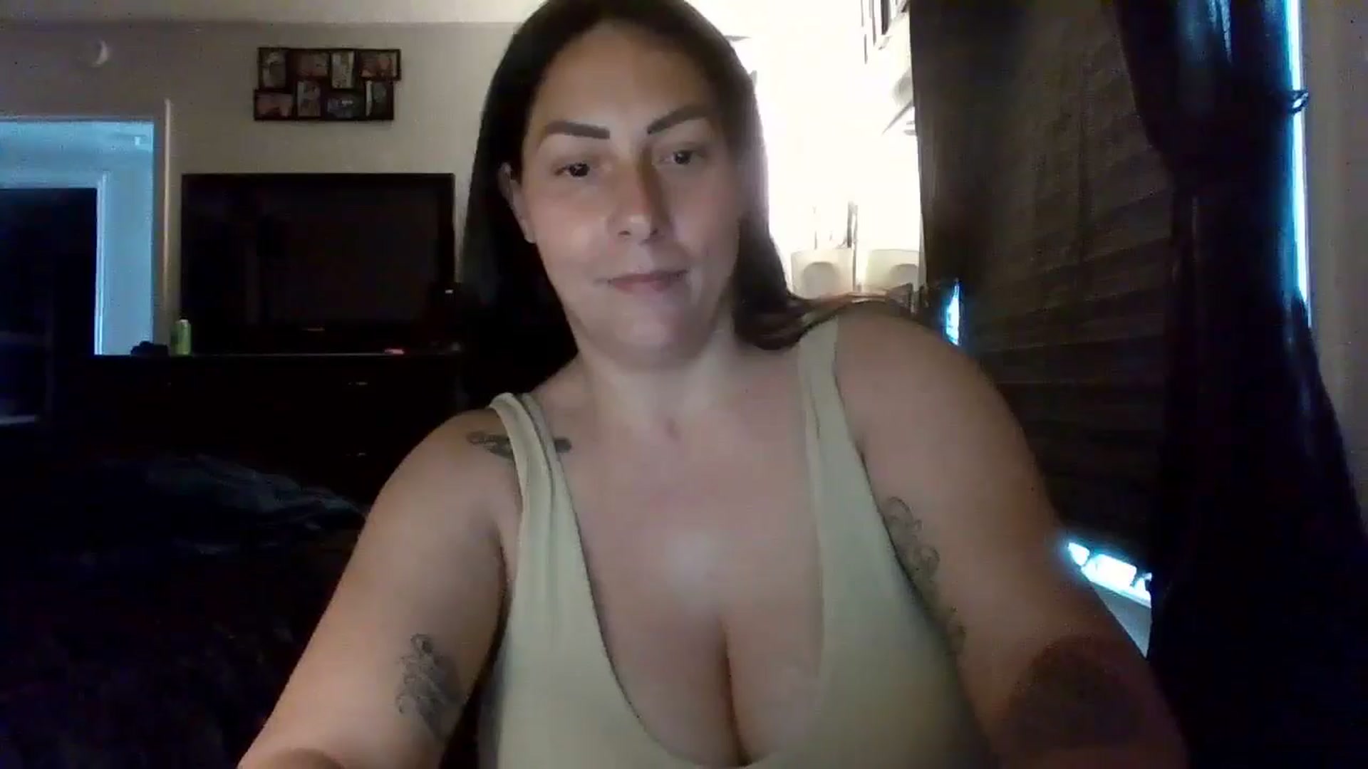 Gallery image thumbnail from AngelMarie77's myfreecams stream on, 05/18/2024, 15:54 image 15 of 20