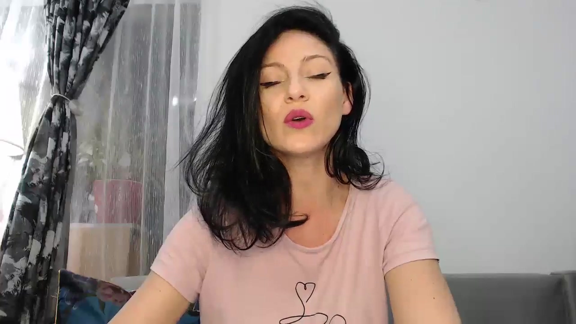 Gallery image thumbnail from AngelSmilea4U's myfreecams stream on, 01/05/2025, 24:07 image 5 of 20