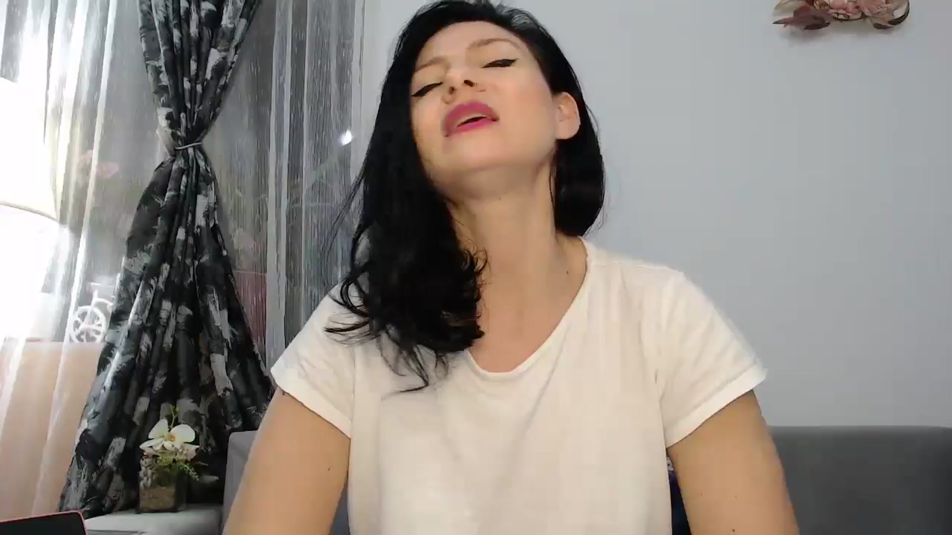 Gallery image thumbnail from AngelSmilea4U's myfreecams stream on, 03/30/2025, 24:10 image 15 of 20