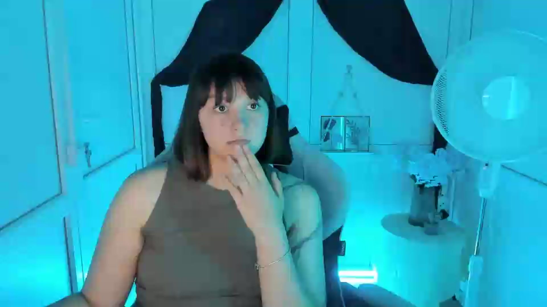 Gallery image thumbnail from Angel_Aura_'s myfreecams stream on, 09/10/2026, 11:32 image 1 of 20