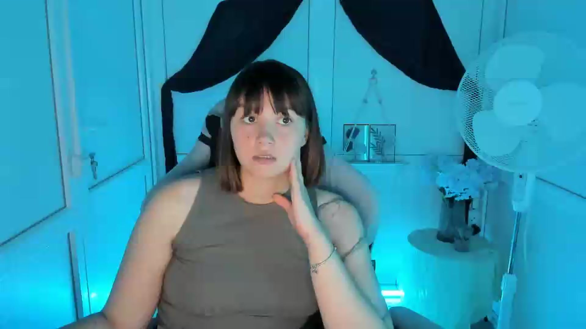 Gallery image thumbnail from Angel_Aura_'s myfreecams stream on, 09/10/2026, 11:32 image 6 of 20