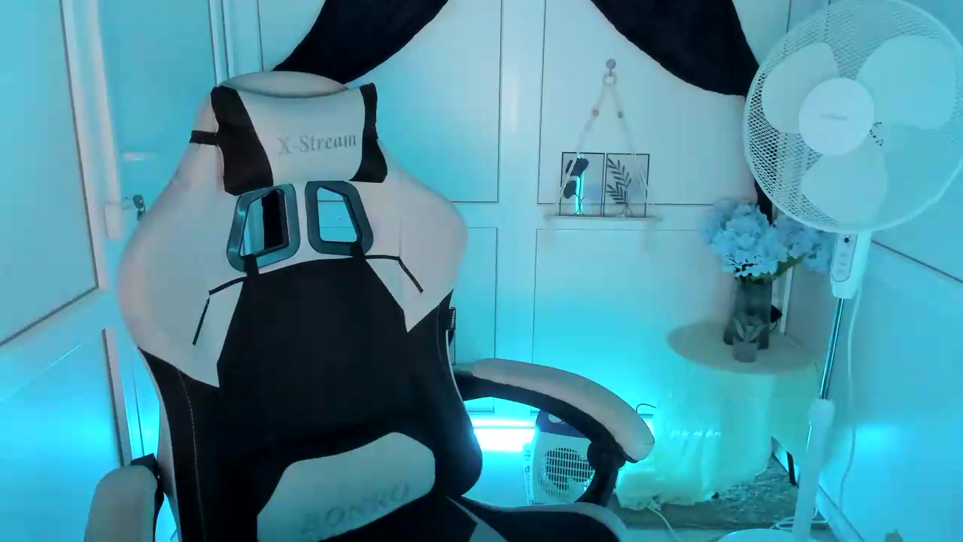 Gallery image thumbnail from Angel_Aura_'s myfreecams stream on, 09/15/2026, 08:11 image 17 of 20