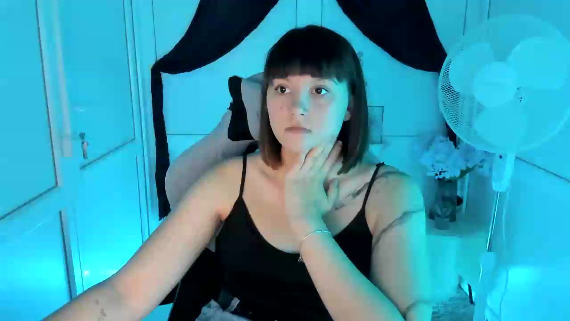 Gallery image thumbnail from Angel_Aura_'s myfreecams stream on, 09/15/2026, 09:32 image 17 of 20
