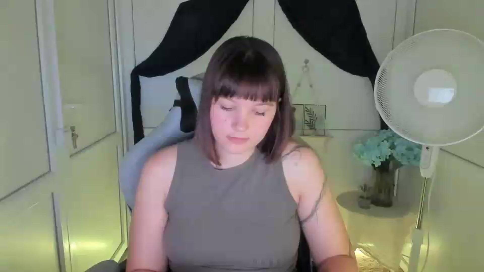 Gallery image thumbnail from Angel_Aura_'s myfreecams stream on, 09/18/2026, 11:01 image 7 of 20