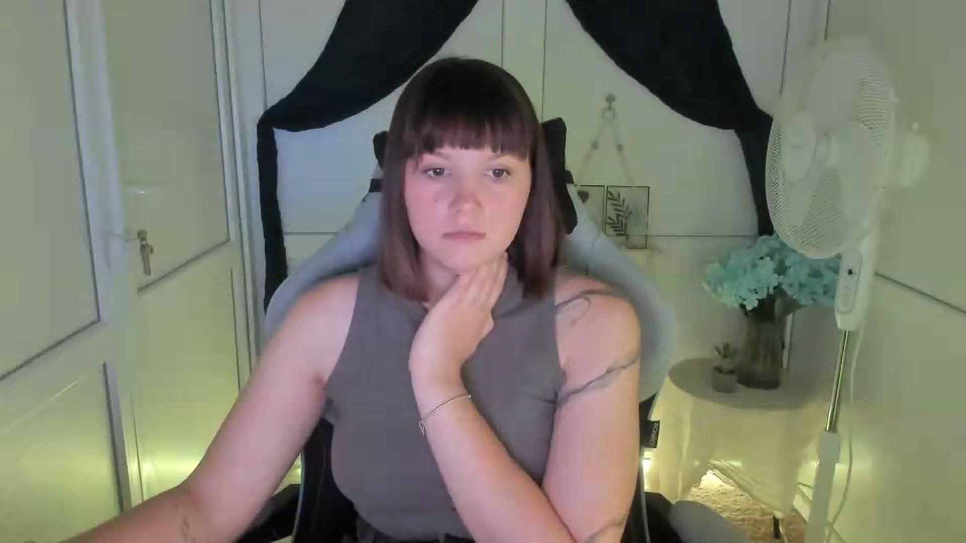 Gallery image thumbnail from Angel_Aura_'s myfreecams stream on, 09/18/2026, 11:01 image 17 of 20