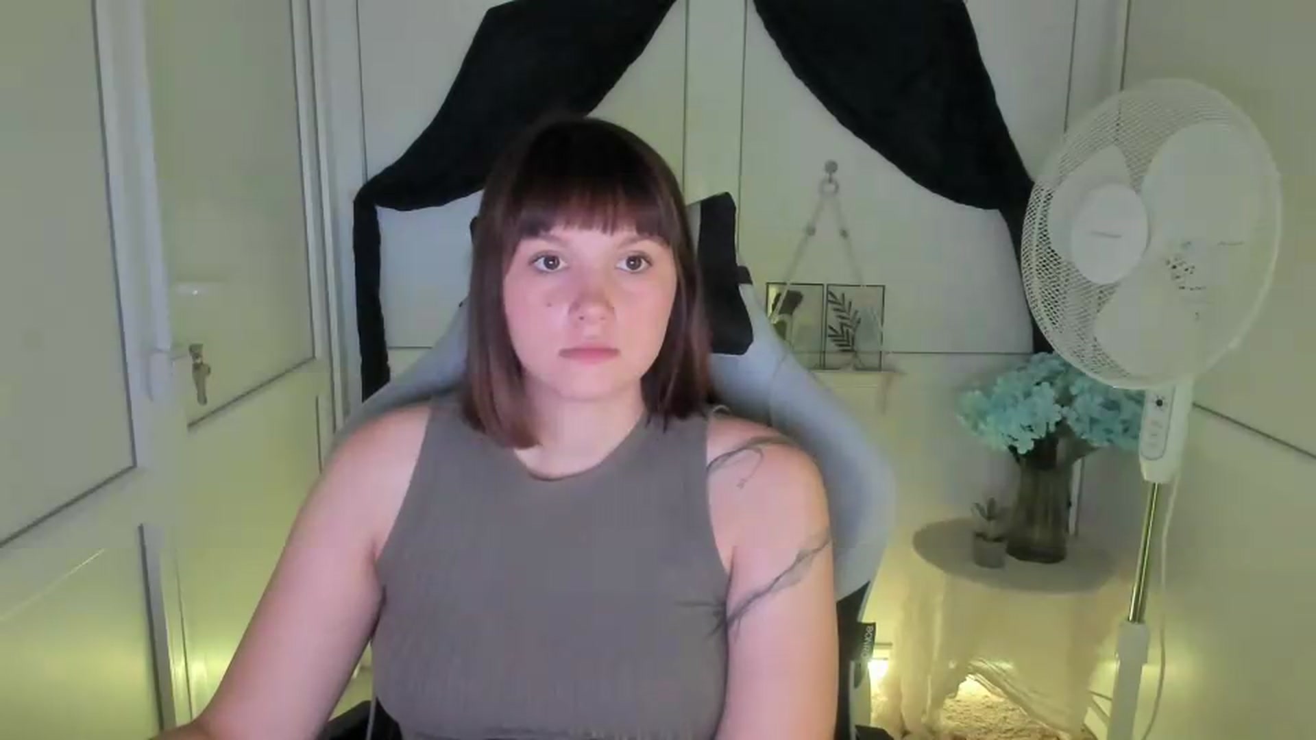 Gallery image thumbnail from Angel_Aura_'s myfreecams stream on, 09/18/2026, 11:01 image 4 of 20