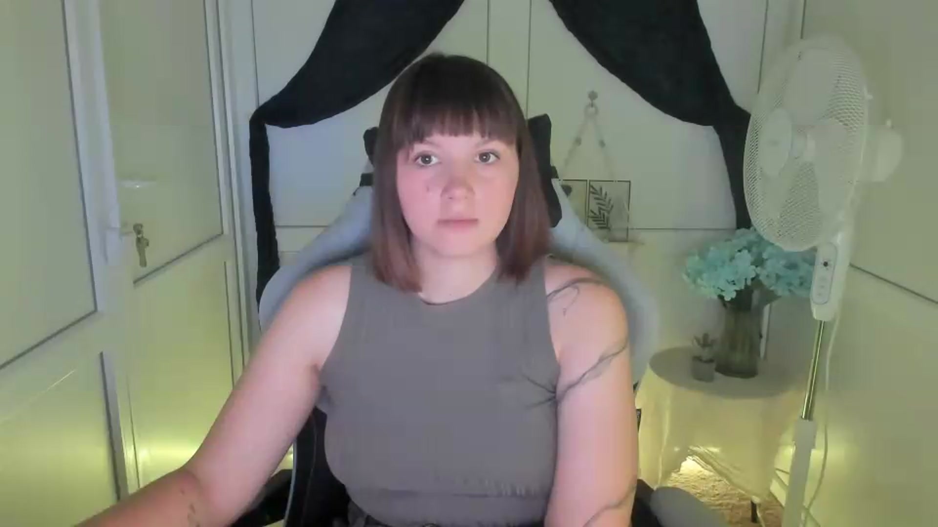 Gallery image thumbnail from Angel_Aura_'s myfreecams stream on, 09/18/2026, 11:01 image 16 of 20
