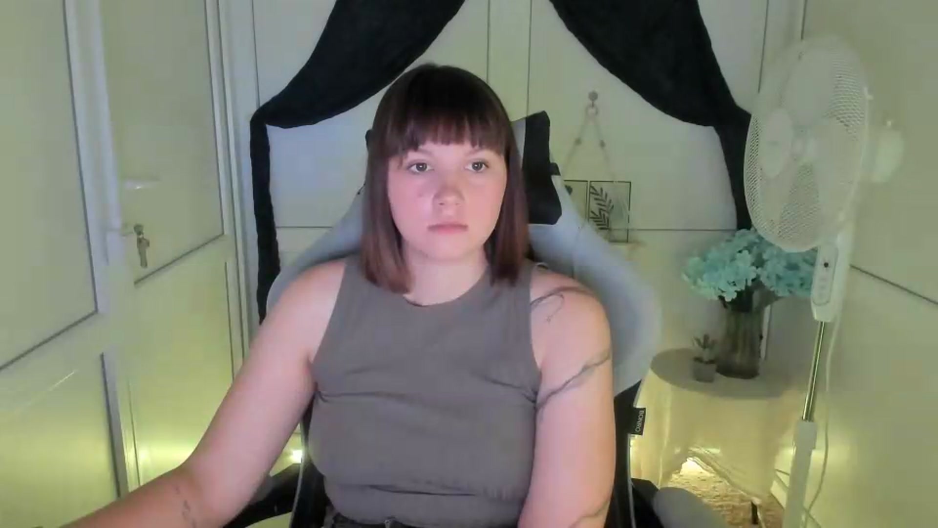 Gallery image thumbnail from Angel_Aura_'s myfreecams stream on, 09/18/2026, 11:01 image 14 of 20