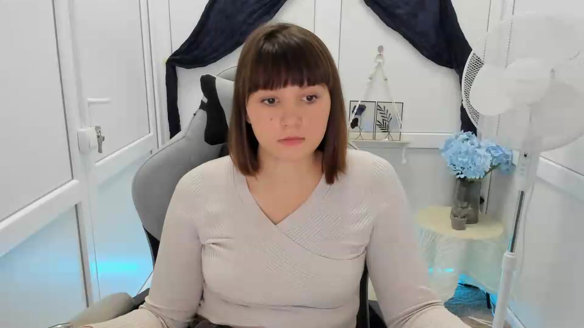 Gallery image thumbnail from Angel_Aura_'s myfreecams stream on, 09/22/2026, 10:10 image 7 of 20