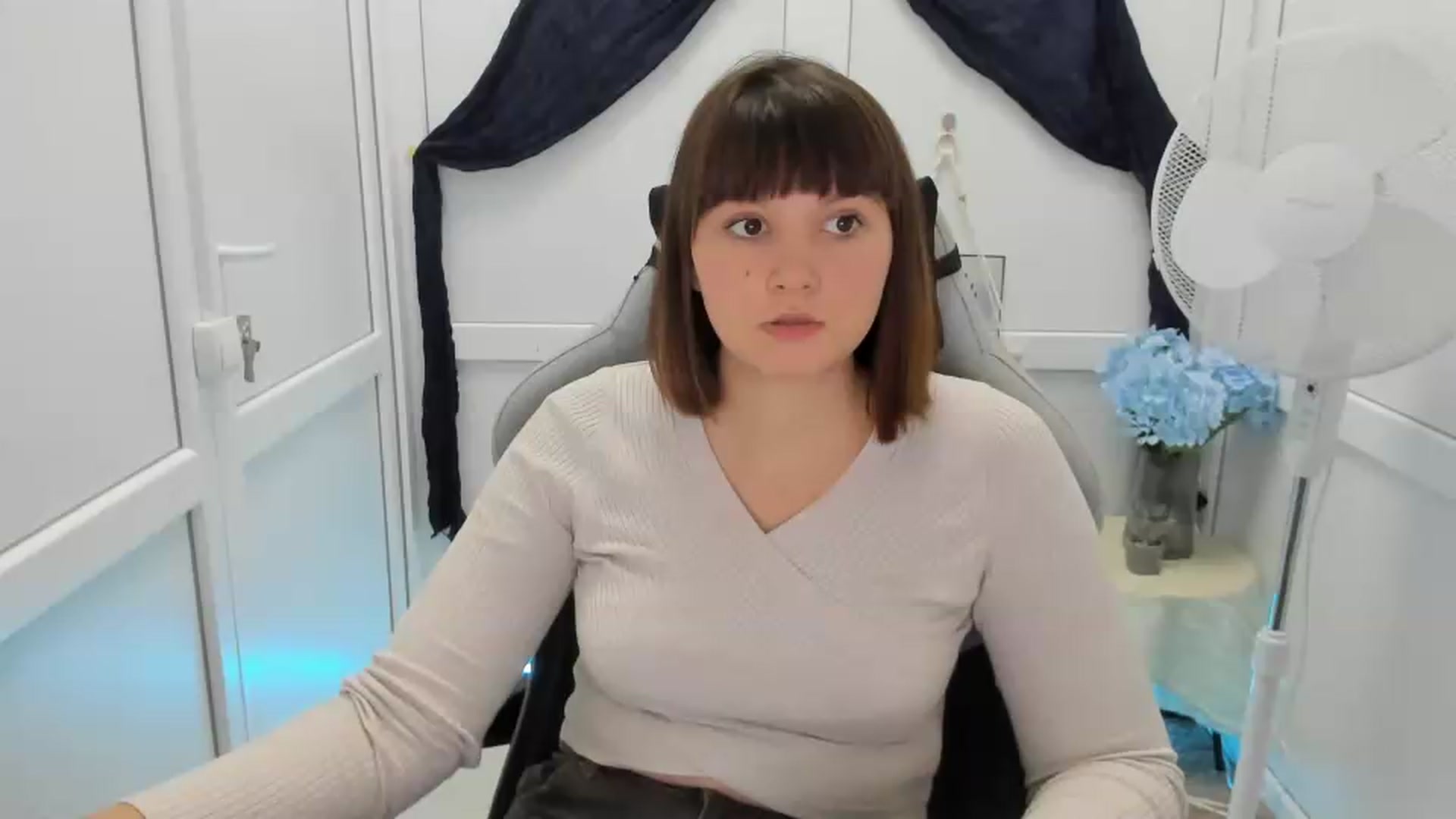 Gallery image thumbnail from Angel_Aura_'s myfreecams stream on, 09/22/2026, 10:10 image 1 of 20