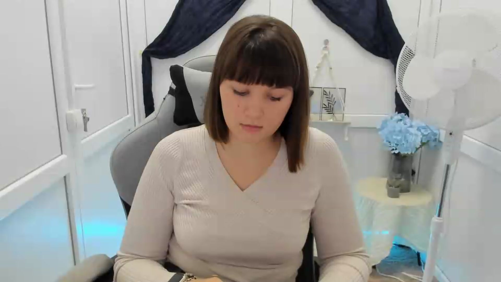 Gallery image thumbnail from Angel_Aura_'s myfreecams stream on, 09/22/2026, 10:10 image 16 of 20