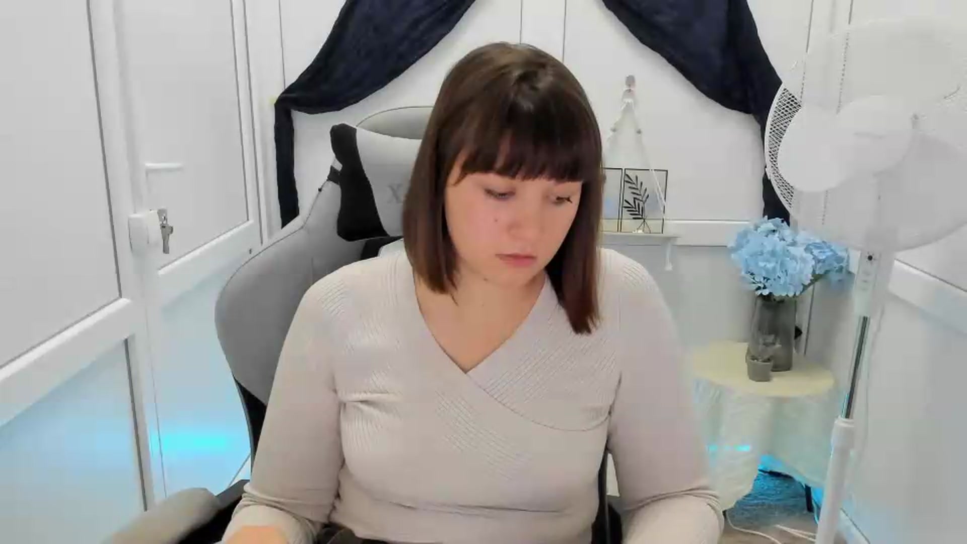 Gallery image thumbnail from Angel_Aura_'s myfreecams stream on, 09/22/2026, 10:10 image 11 of 20
