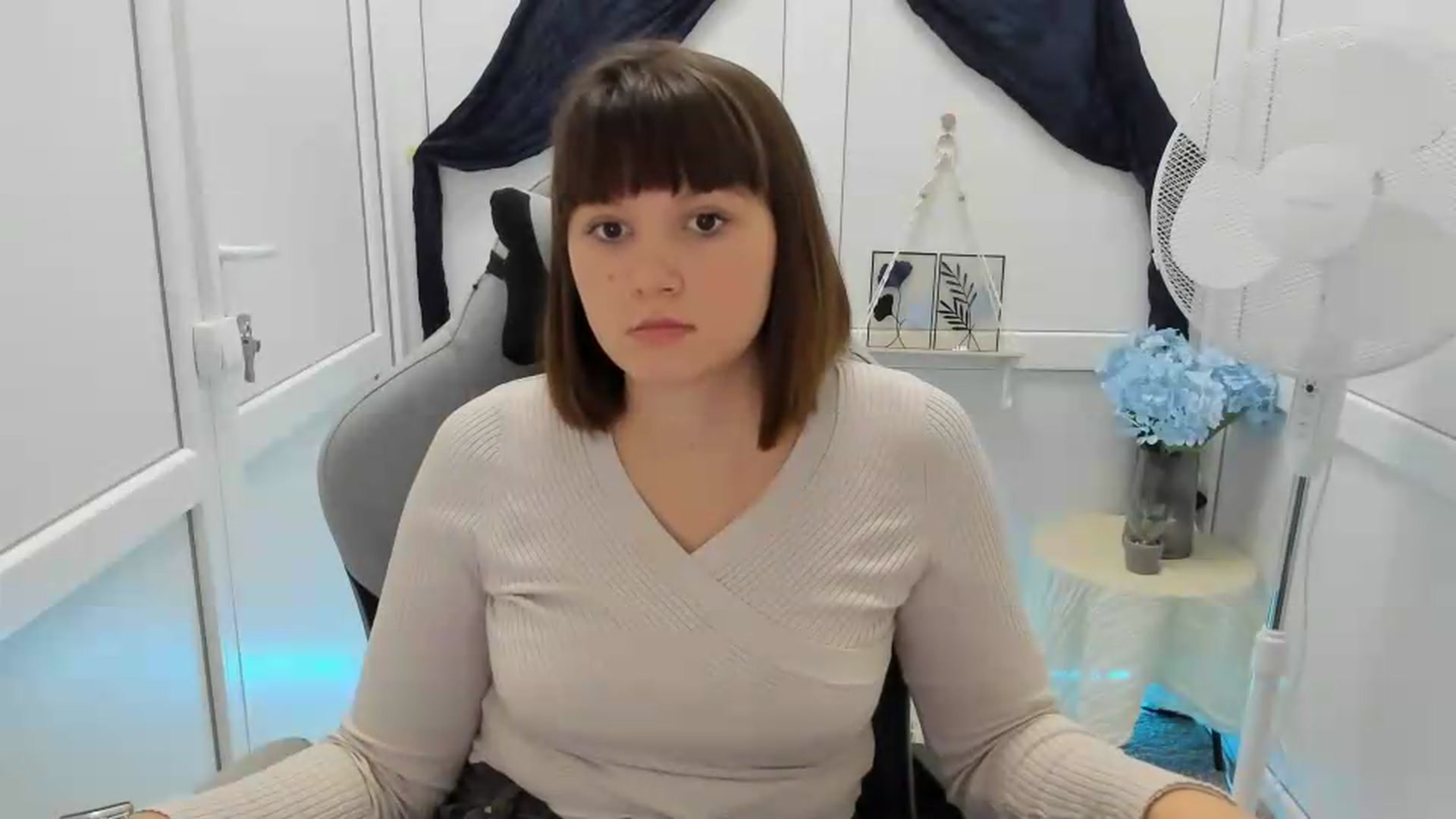 Gallery image thumbnail from Angel_Aura_'s myfreecams stream on, 09/22/2026, 10:10 image 15 of 20
