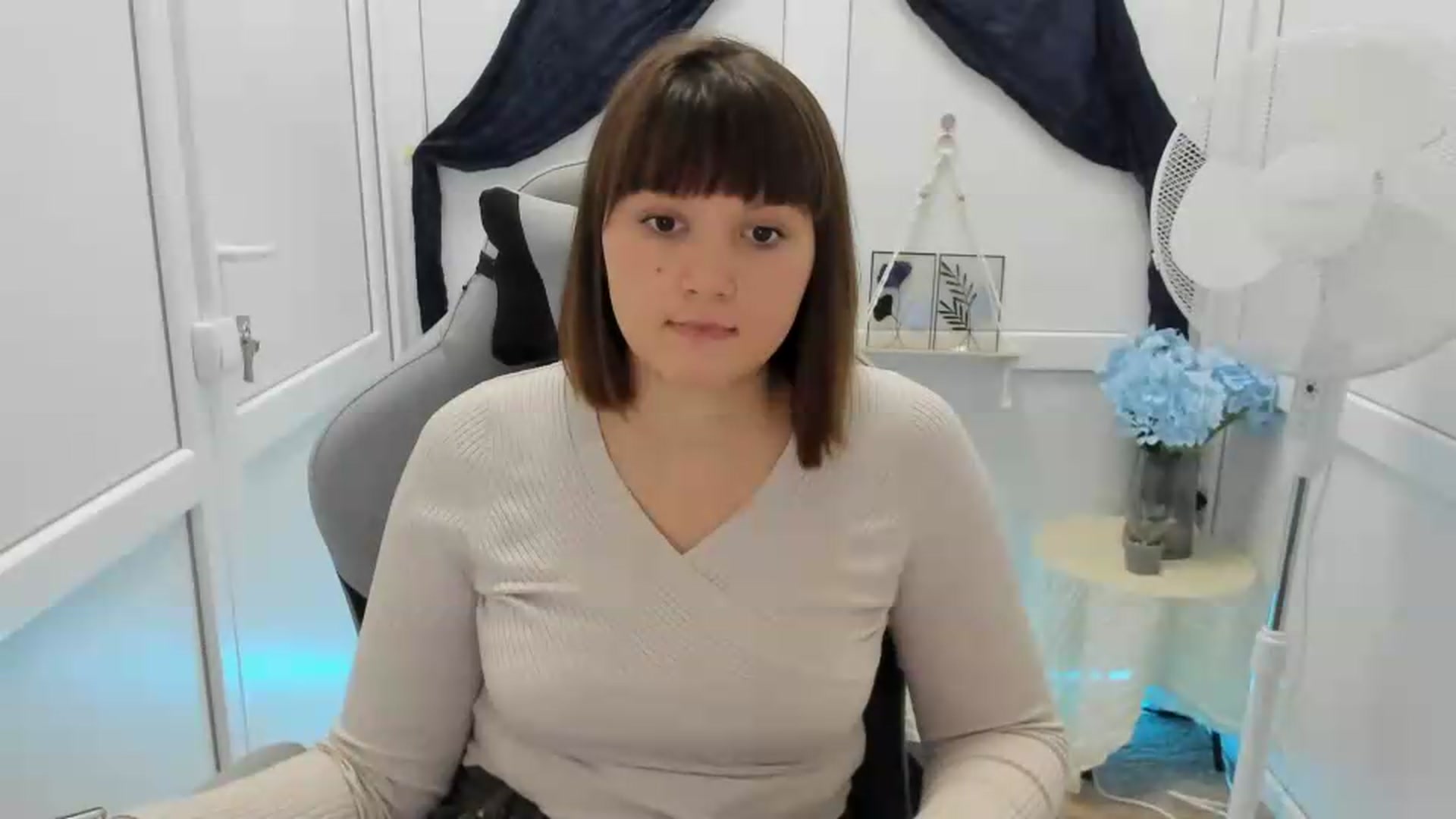 Gallery image thumbnail from Angel_Aura_'s myfreecams stream on, 09/22/2026, 10:10 image 13 of 20