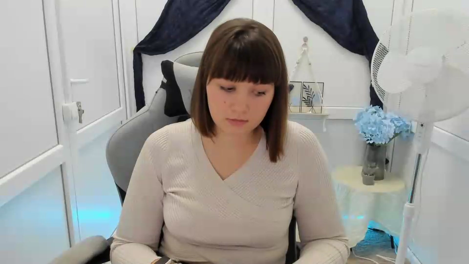 Gallery image thumbnail from Angel_Aura_'s myfreecams stream on, 09/22/2026, 10:10 image 4 of 20