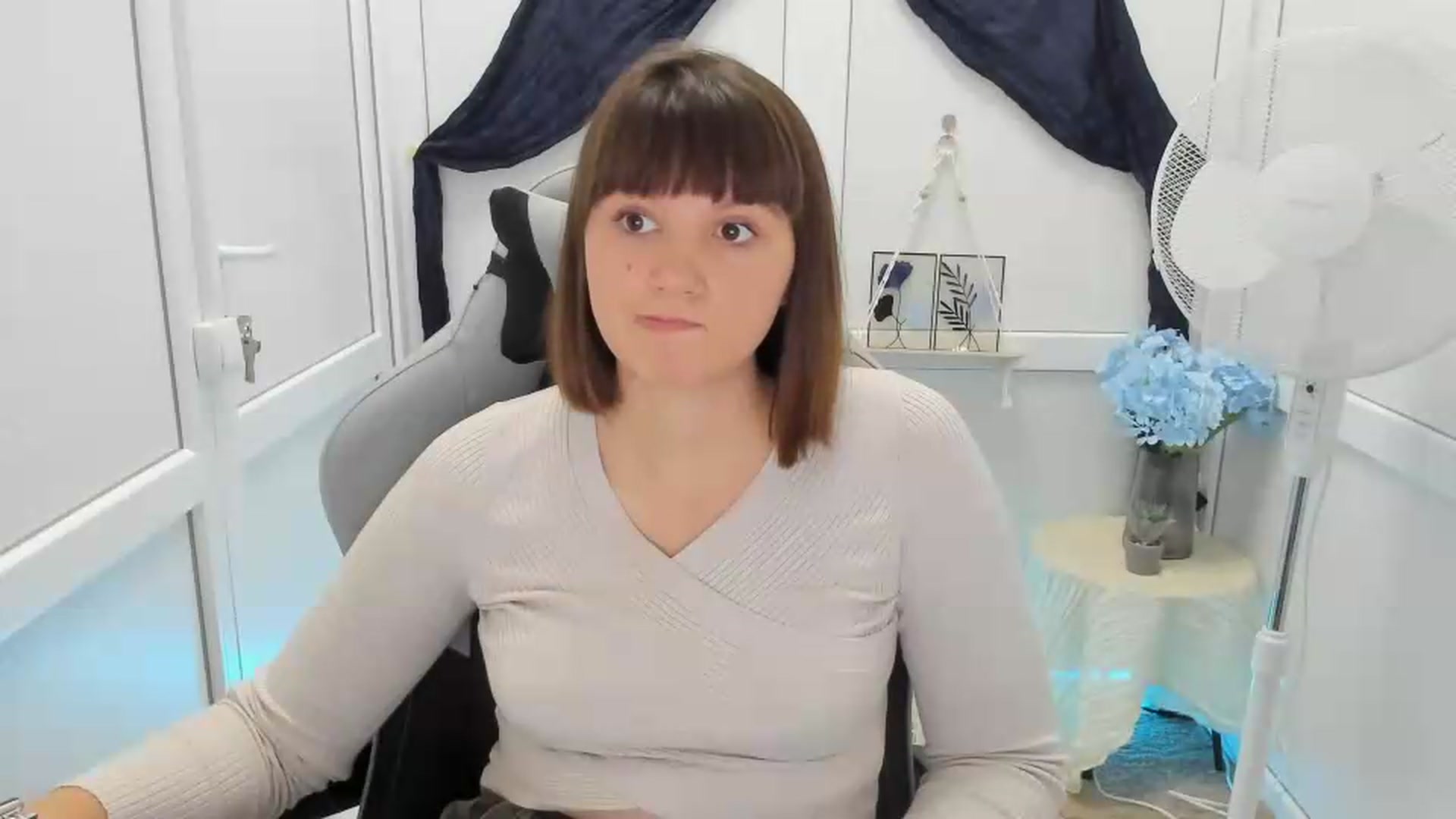 Gallery image thumbnail from Angel_Aura_'s myfreecams stream on, 09/22/2026, 10:10 image 2 of 20