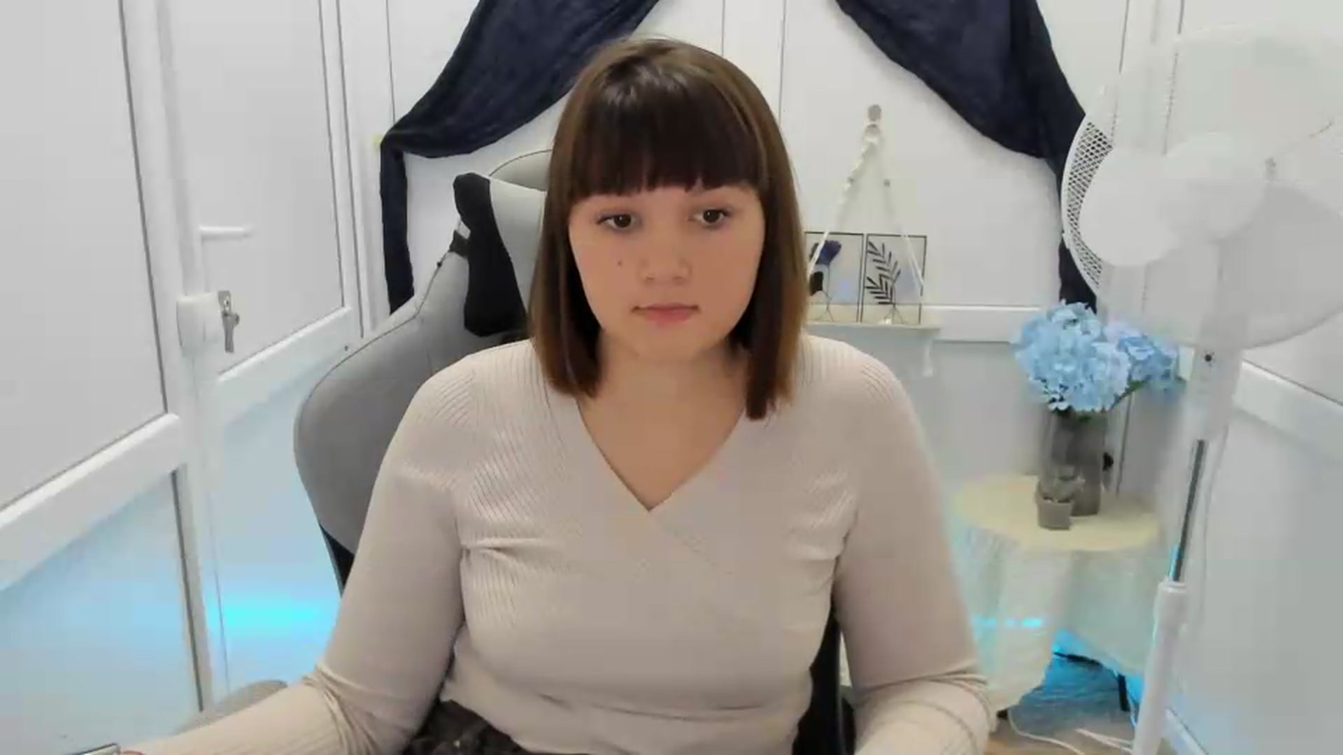 Gallery image thumbnail from Angel_Aura_'s myfreecams stream on, 09/22/2026, 10:10 image 17 of 20